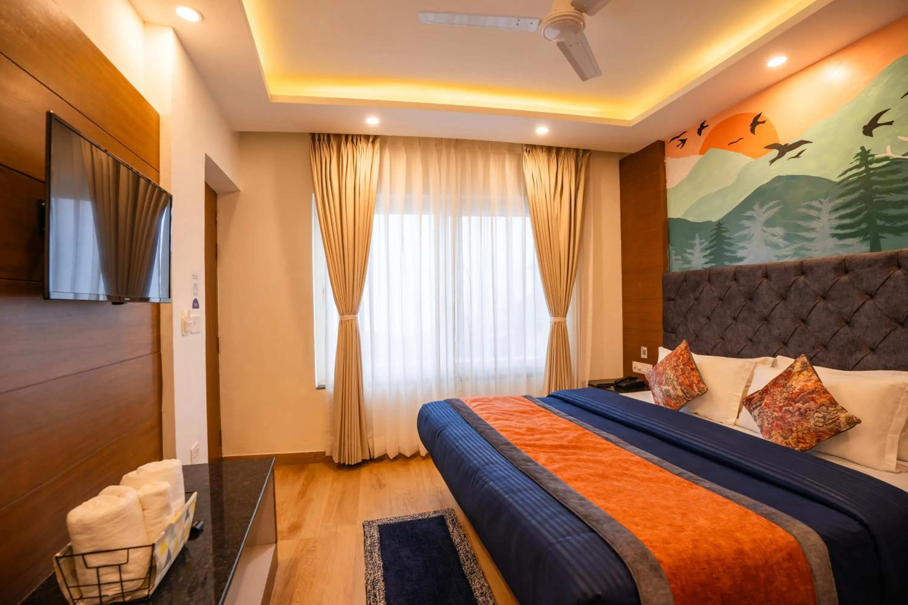 Communal lounge/ TV room, Bed in Shalom Backpackers Mussoorie