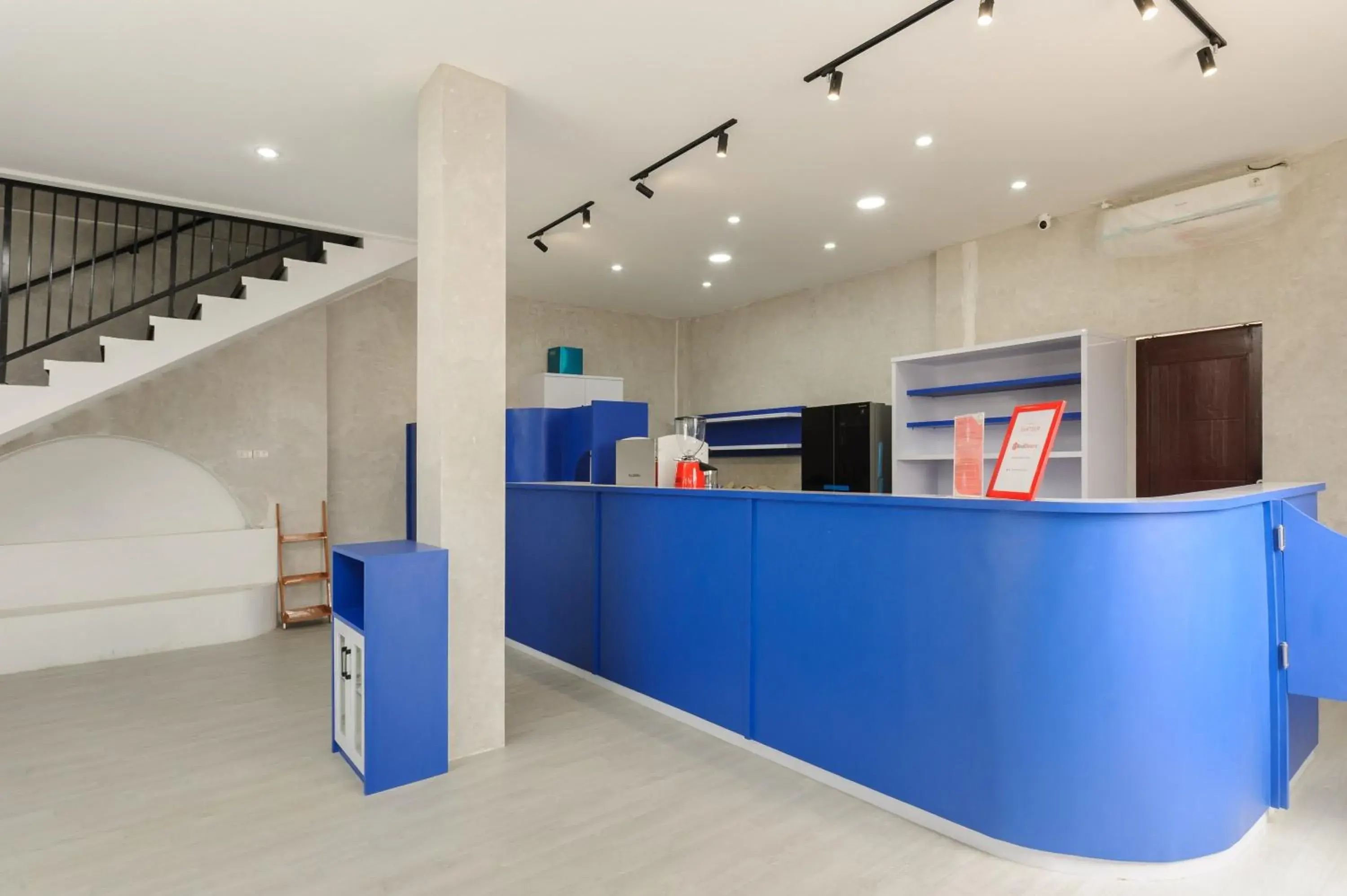 Lobby or reception in RedDoorz Plus Syariah near Mall Boemi Kedaton Lampung Lobby or reception in RedDoorz Plus Syariah near Mall Boemi Kedaton Lampung