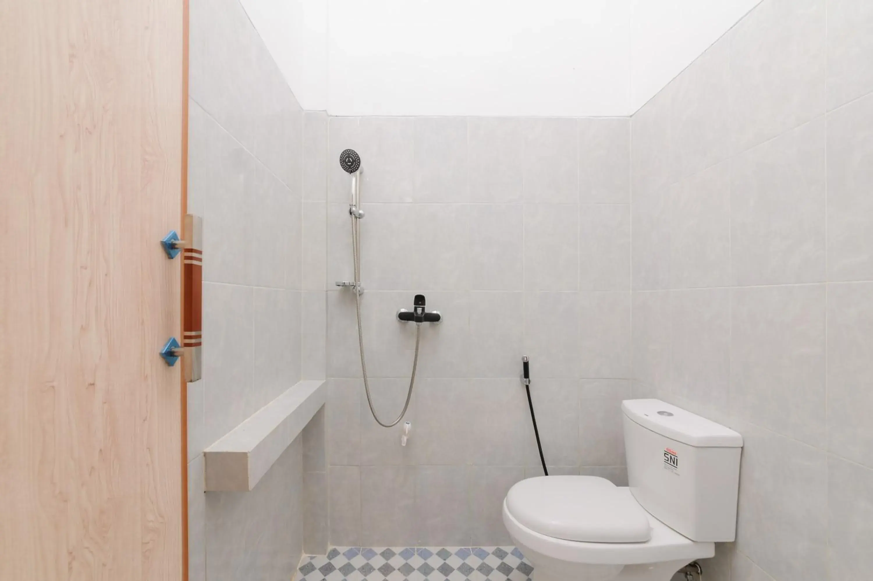 Bathroom in RedDoorz Plus Syariah near Mall Boemi Kedaton Lampung Bathroom in RedDoorz Plus Syariah near Mall Boemi Kedaton Lampung