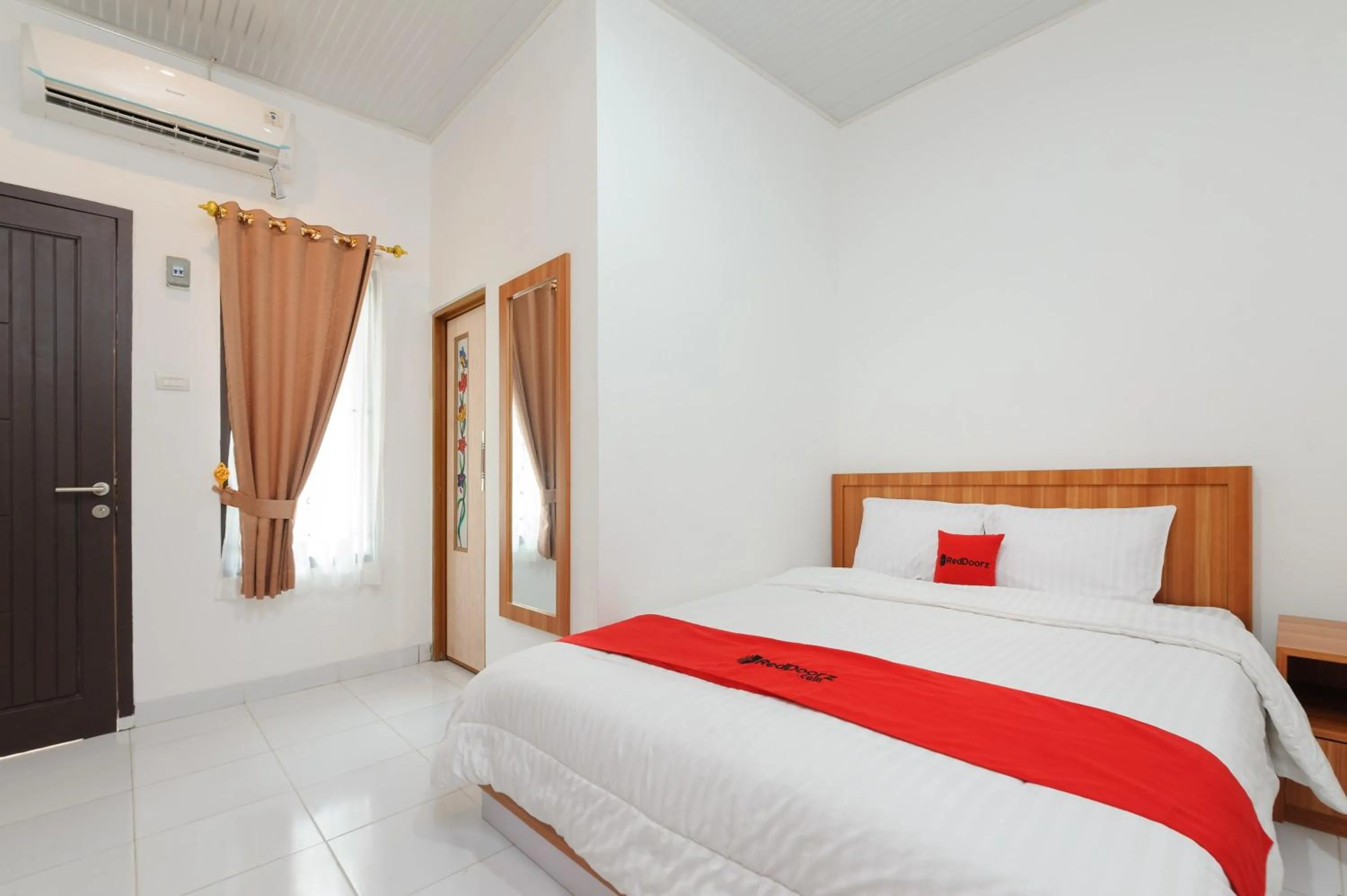 Bed in RedDoorz Plus Syariah near Mall Boemi Kedaton Lampung
