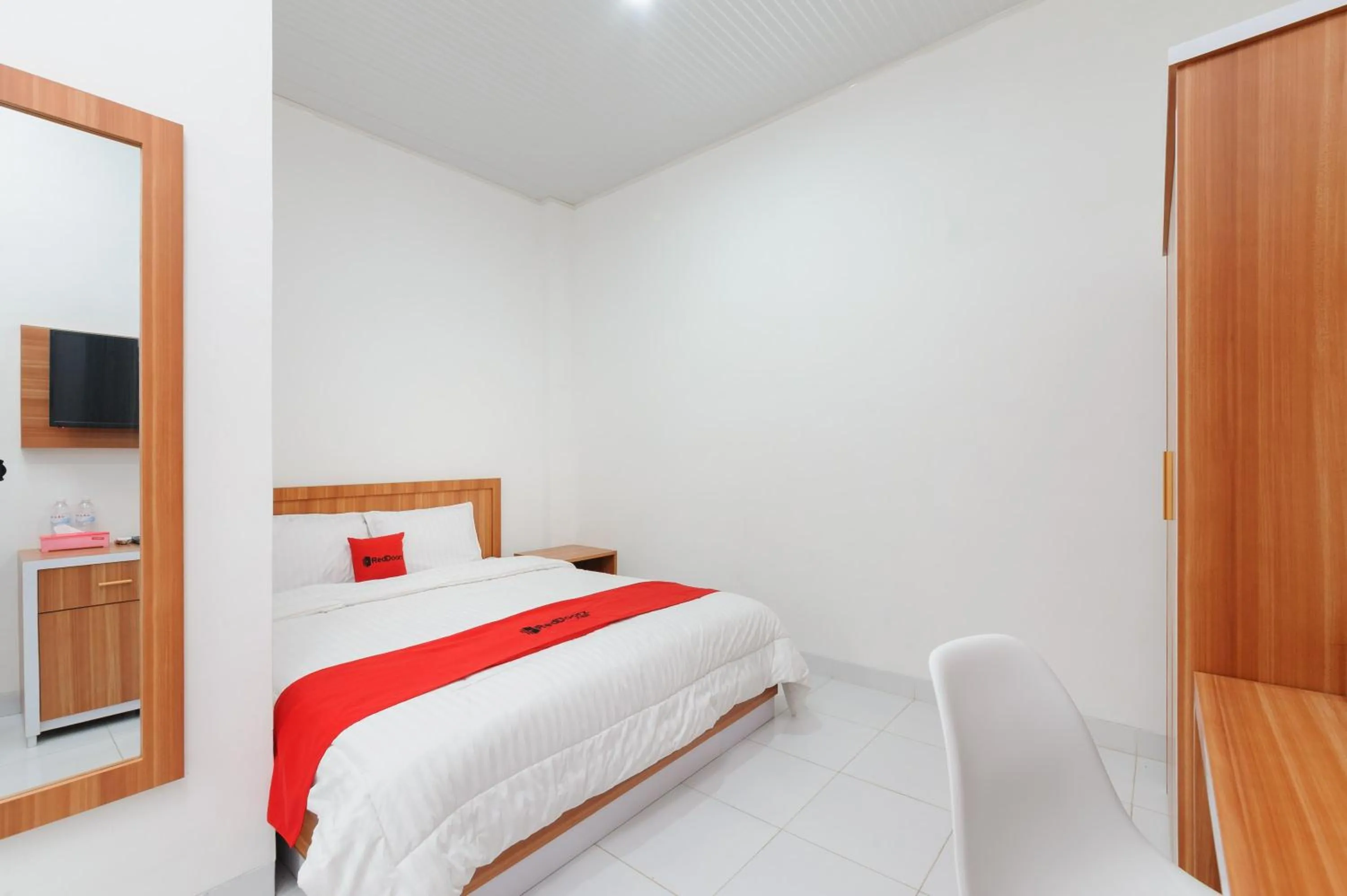 Bed in RedDoorz Plus Syariah near Mall Boemi Kedaton Lampung