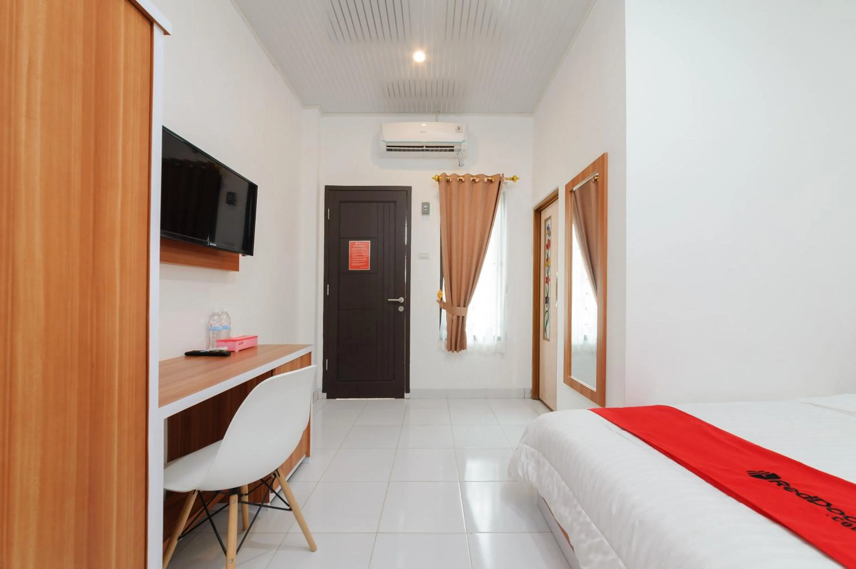 Bed in RedDoorz Plus Syariah near Mall Boemi Kedaton Lampung