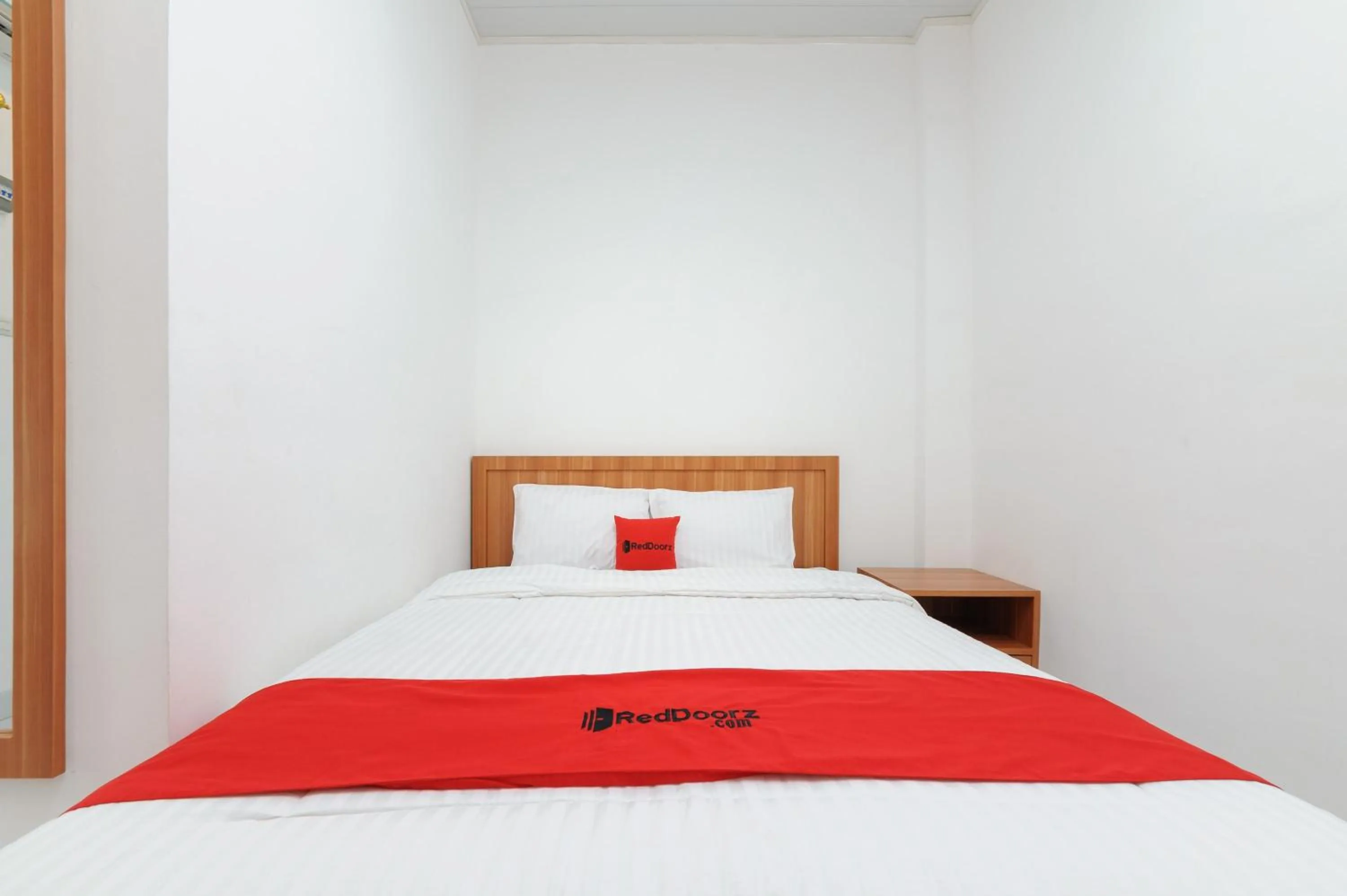 Bed in RedDoorz Plus Syariah near Mall Boemi Kedaton Lampung