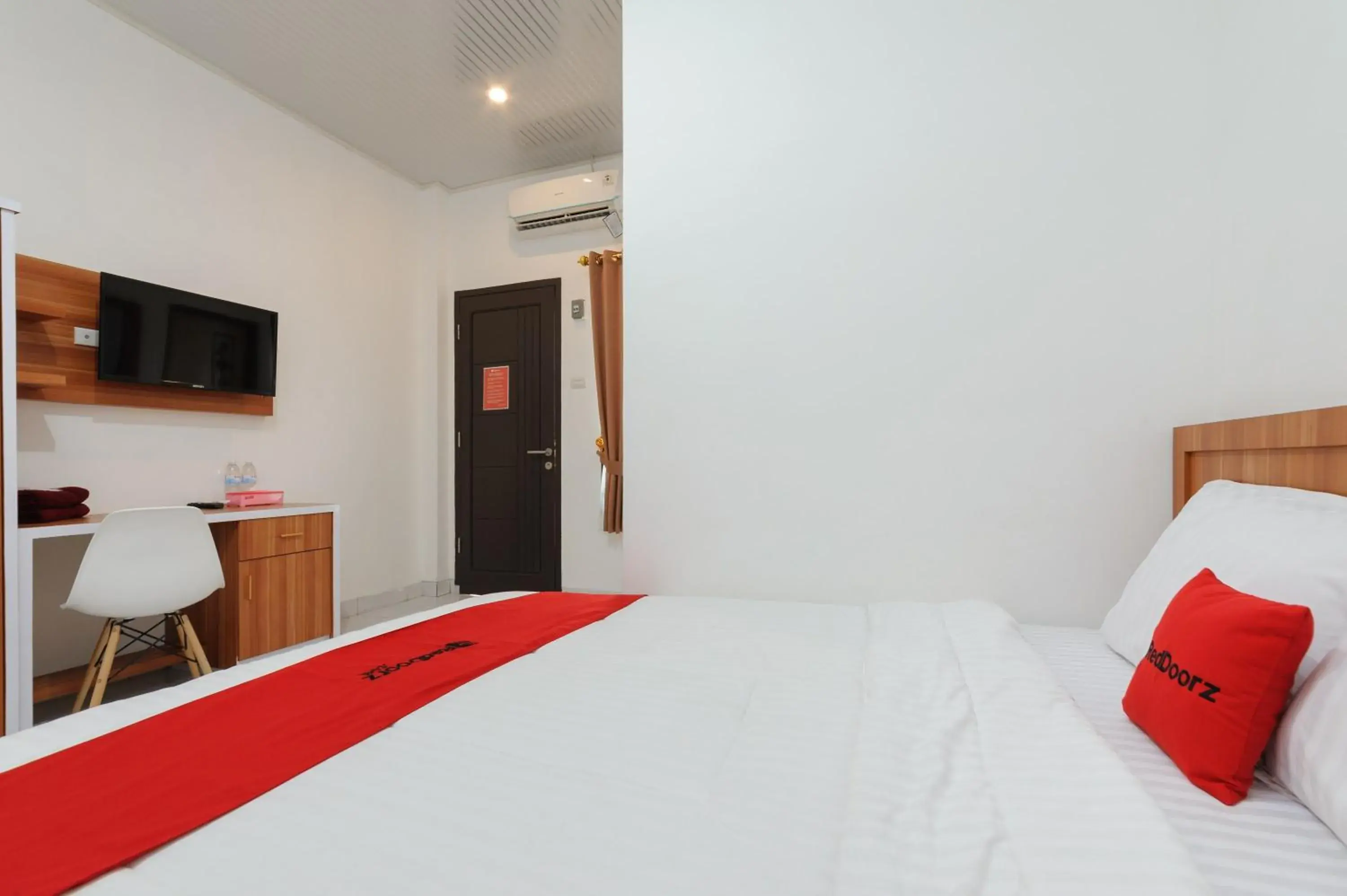 Bed in RedDoorz Plus Syariah near Mall Boemi Kedaton Lampung Bed in RedDoorz Plus Syariah near Mall Boemi Kedaton Lampung