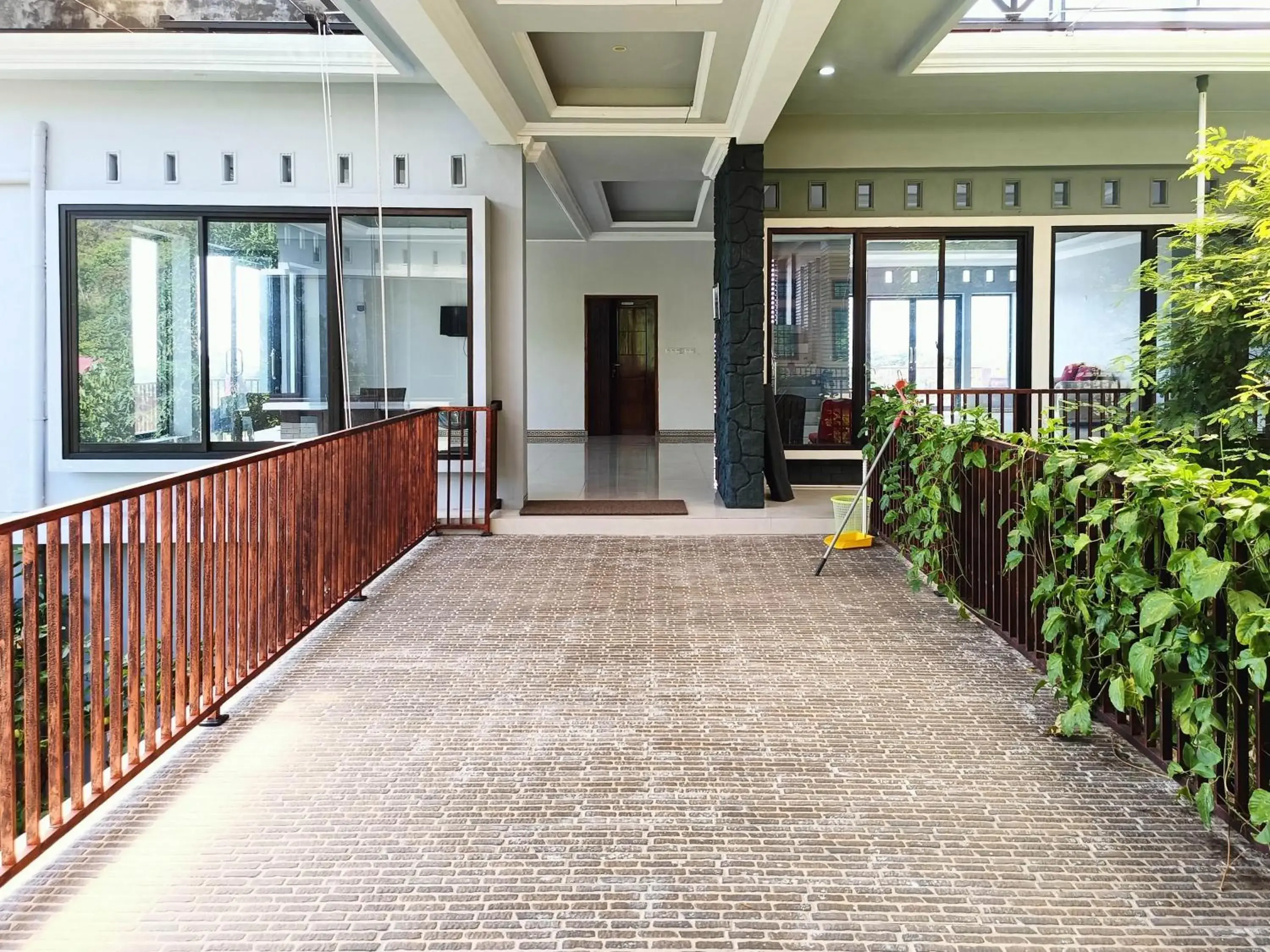 Facade/entrance in RedDoorz @ Green Homestay Syariah Baubau Facade/entrance in RedDoorz @ Green Homestay Syariah Baubau