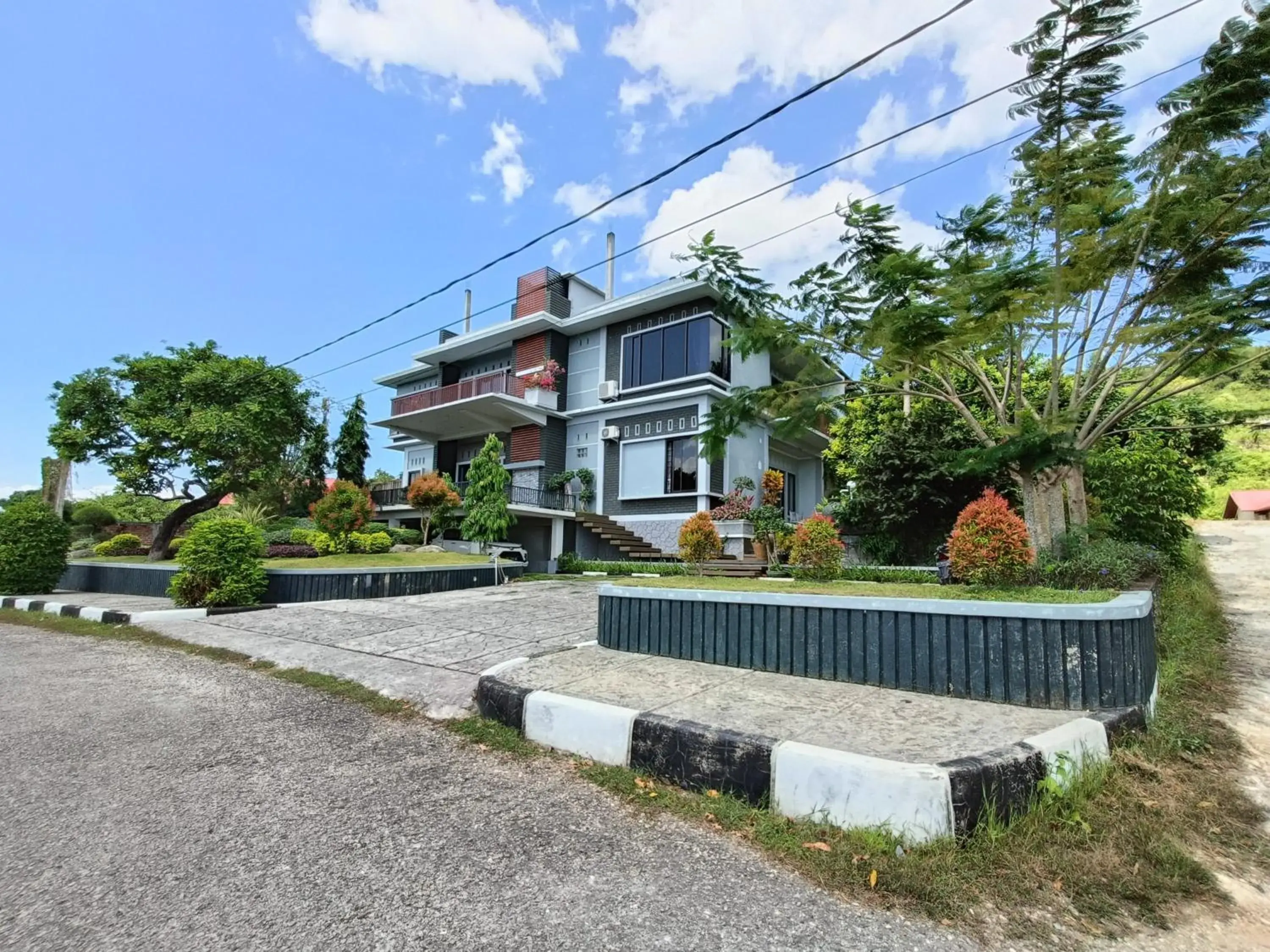 Property building in RedDoorz @ Green Homestay Syariah Baubau Property building in RedDoorz @ Green Homestay Syariah Baubau