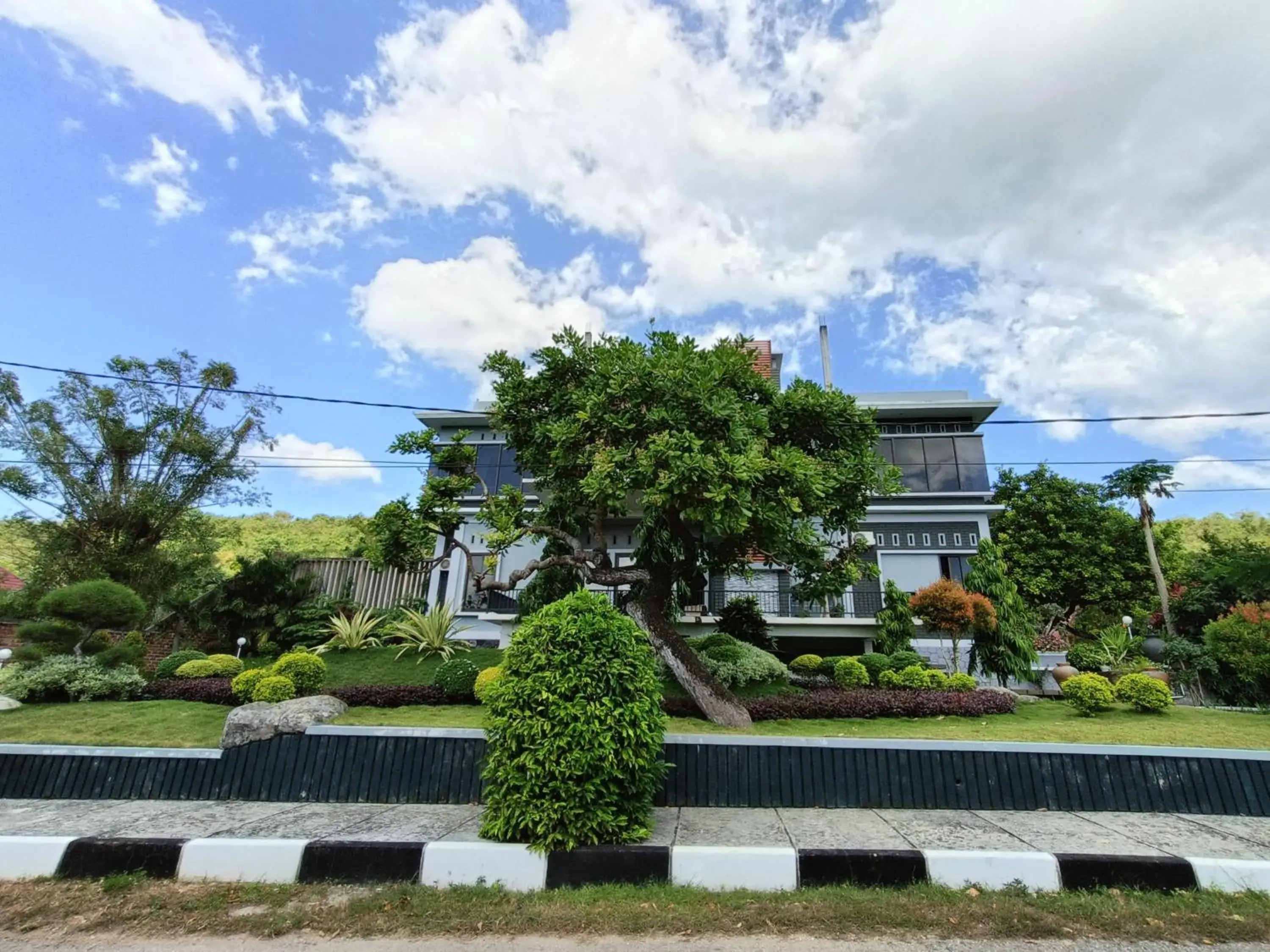 Property building in RedDoorz @ Green Homestay Syariah Baubau Property building in RedDoorz @ Green Homestay Syariah Baubau