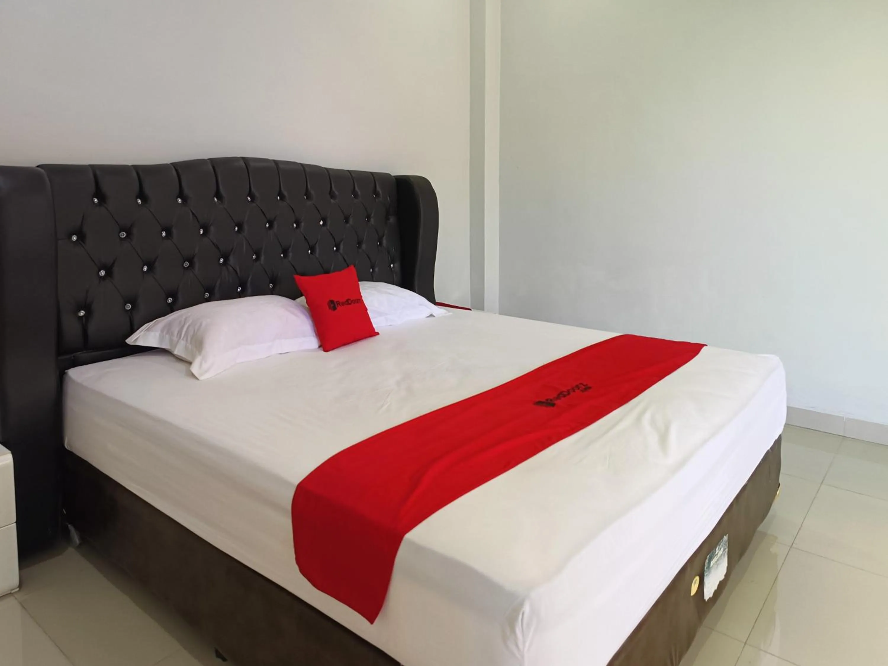 Bed in RedDoorz @ Green Homestay Syariah Baubau