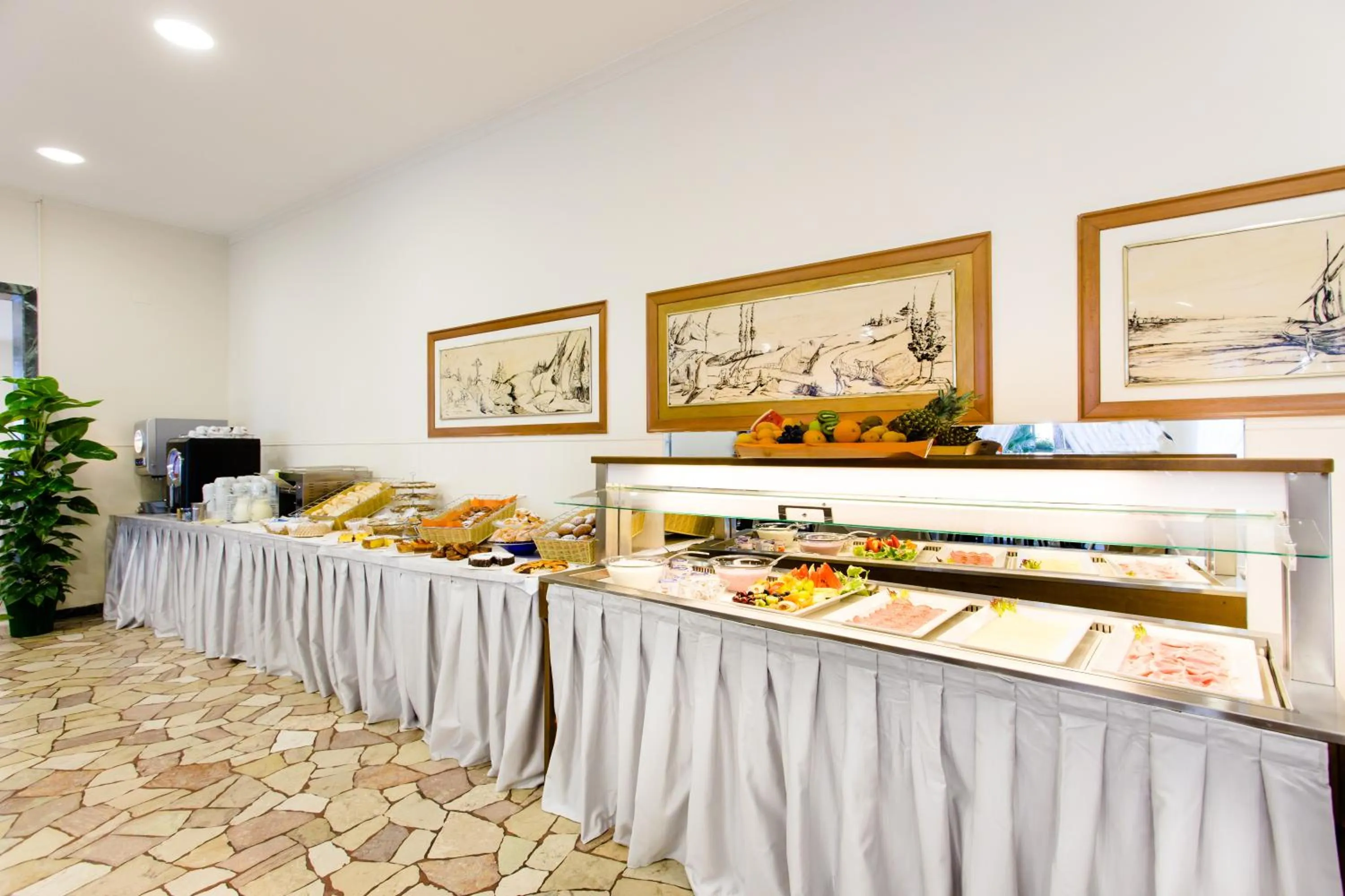 Restaurant/places to eat in New Hotel Chiari