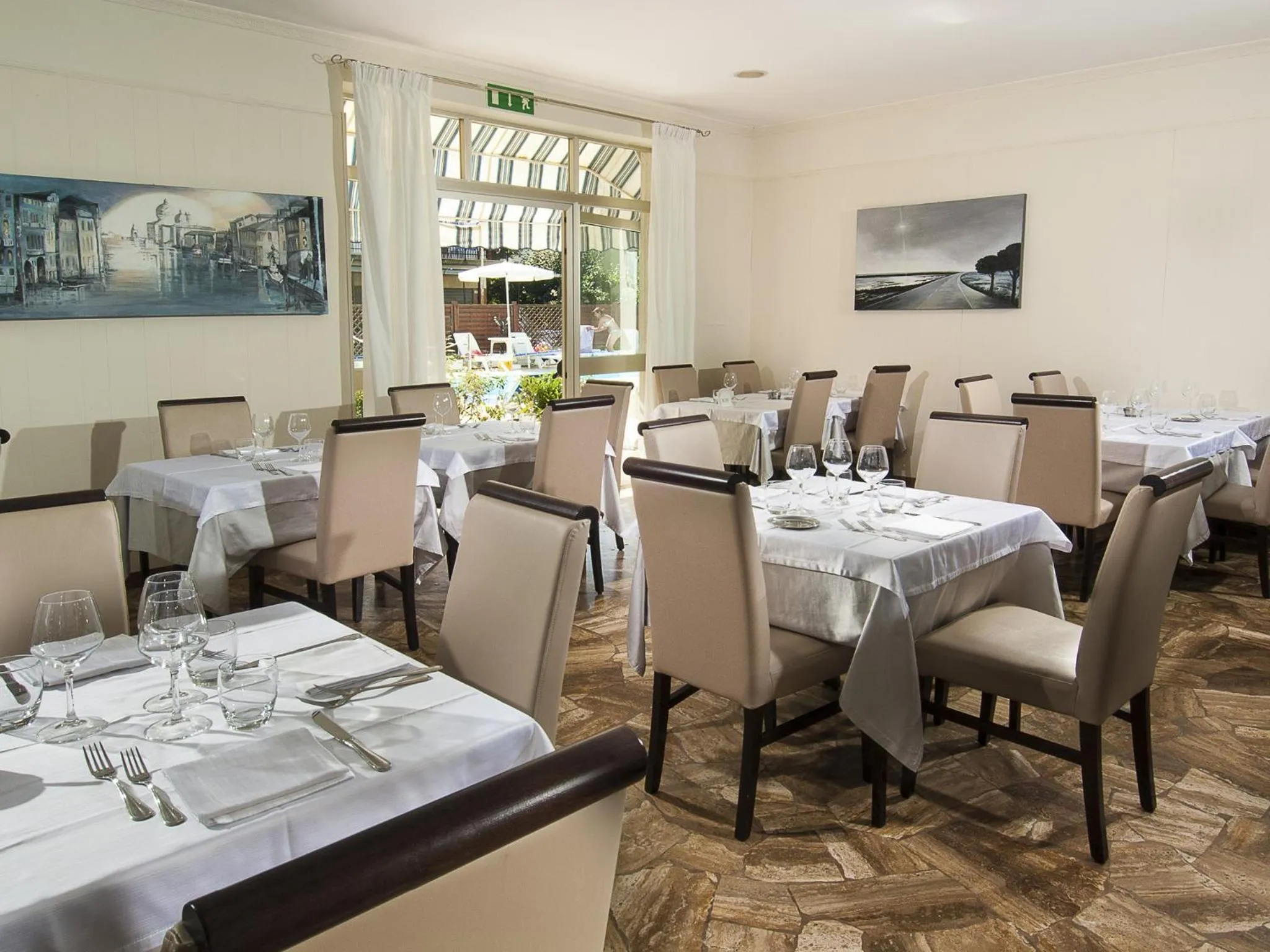 Restaurant/places to eat in New Hotel Chiari