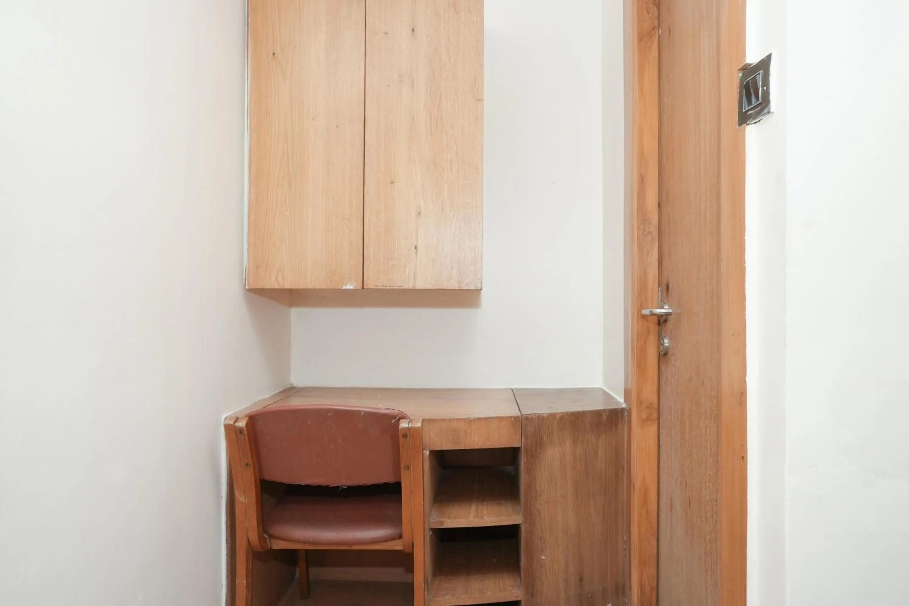 hair dresser, TV/Entertainment Center in Hotel Elegance Nx