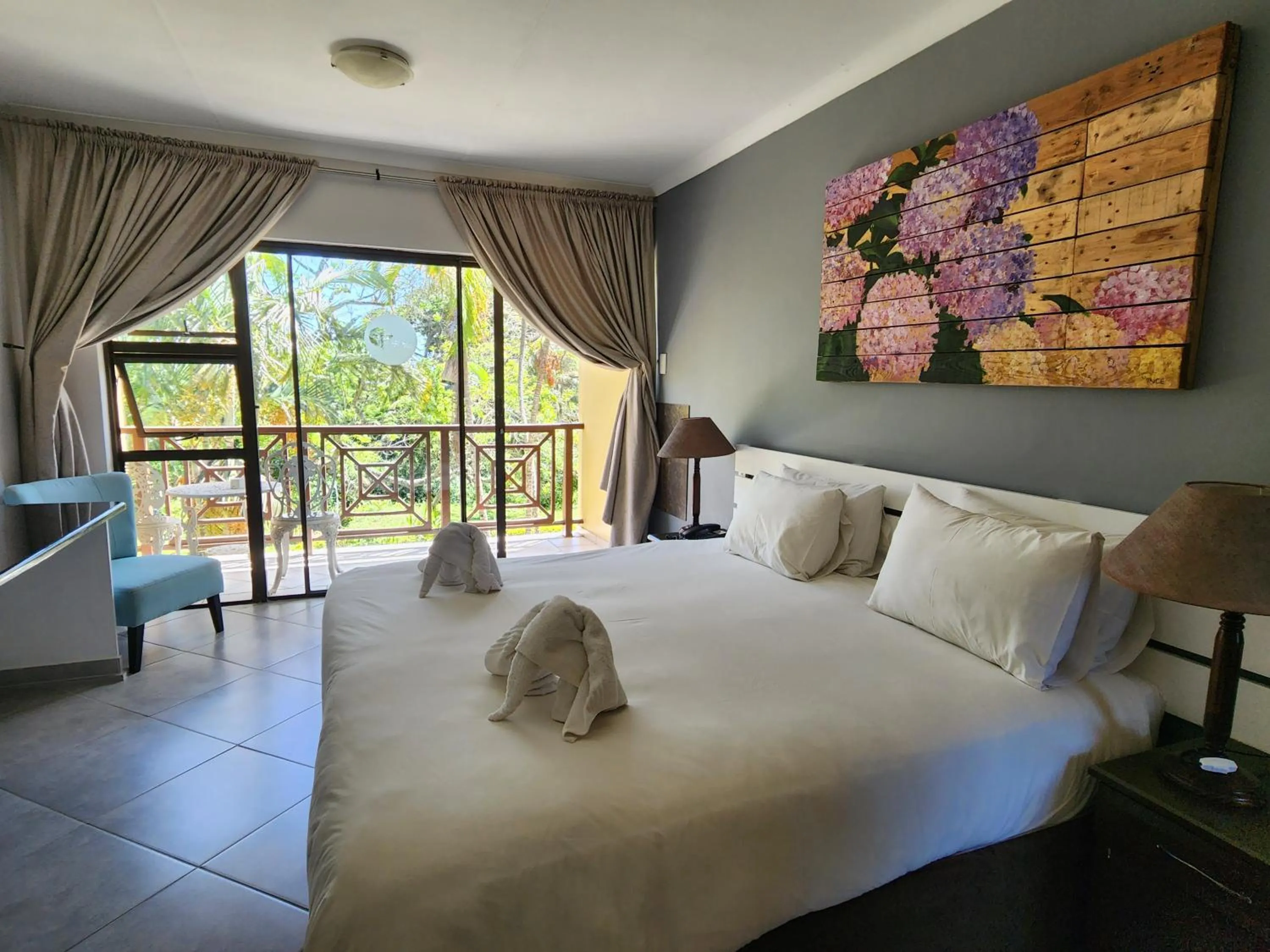 Property building, Bed in Elephant Lake Hotel