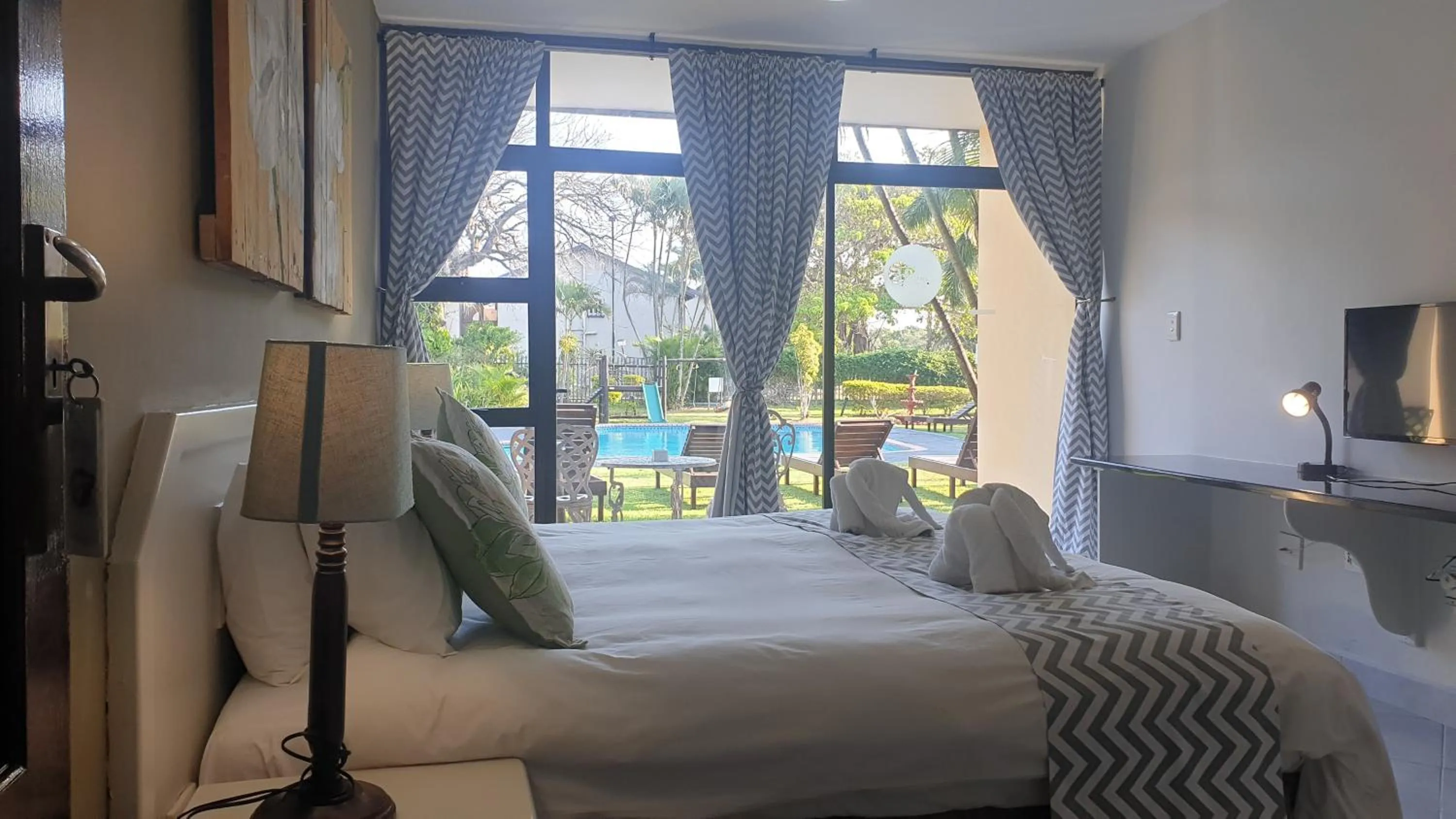 Property building, Bed in Elephant Lake Hotel