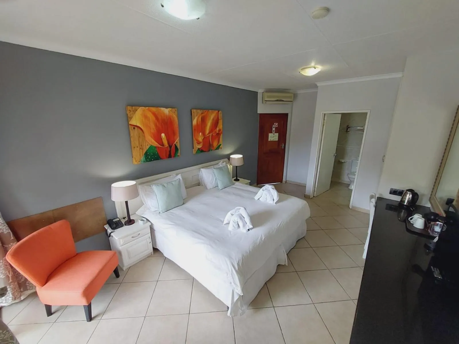 Bedroom, Bed in Elephant Lake Hotel