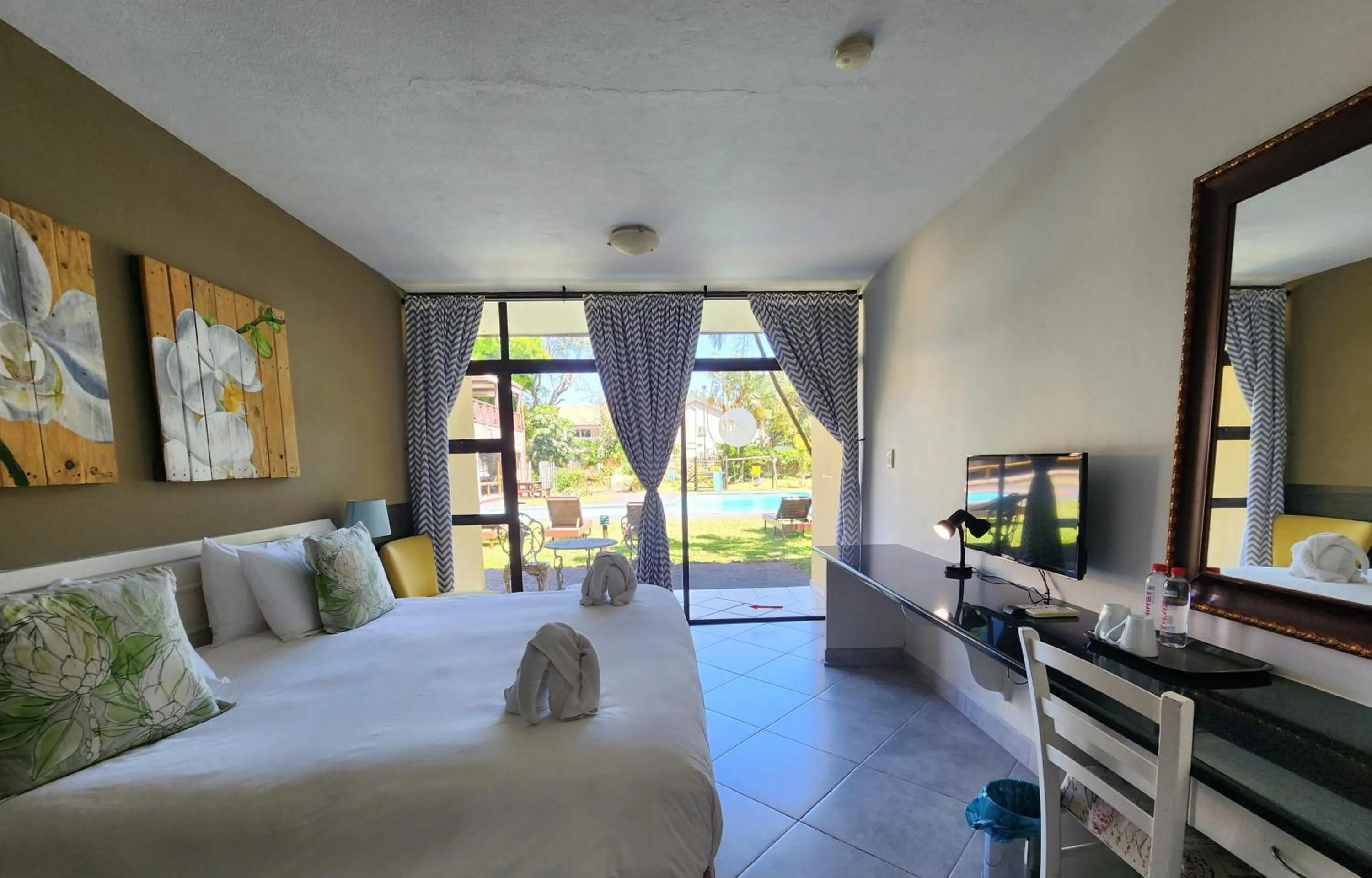 Property building, Bed in Elephant Lake Hotel