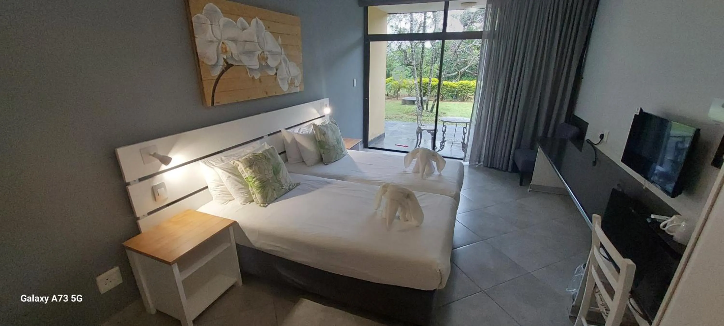 Bedroom, Bed in Elephant Lake Hotel