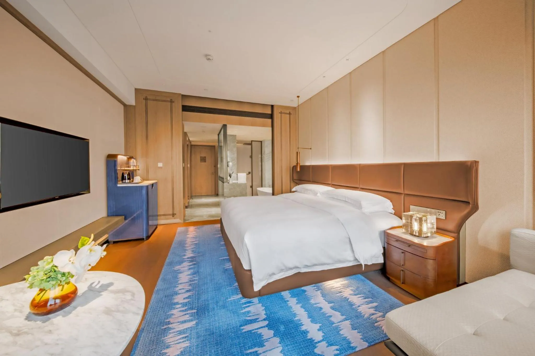 Photo of the whole room, Bed in InterContinental Hotels Zhengzhou