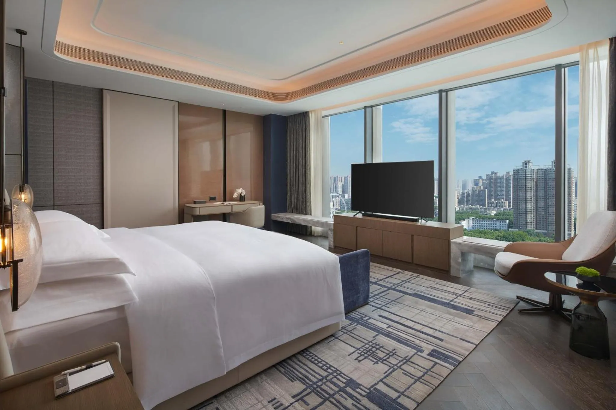 Photo of the whole room, Bed in InterContinental Hotels Zhengzhou