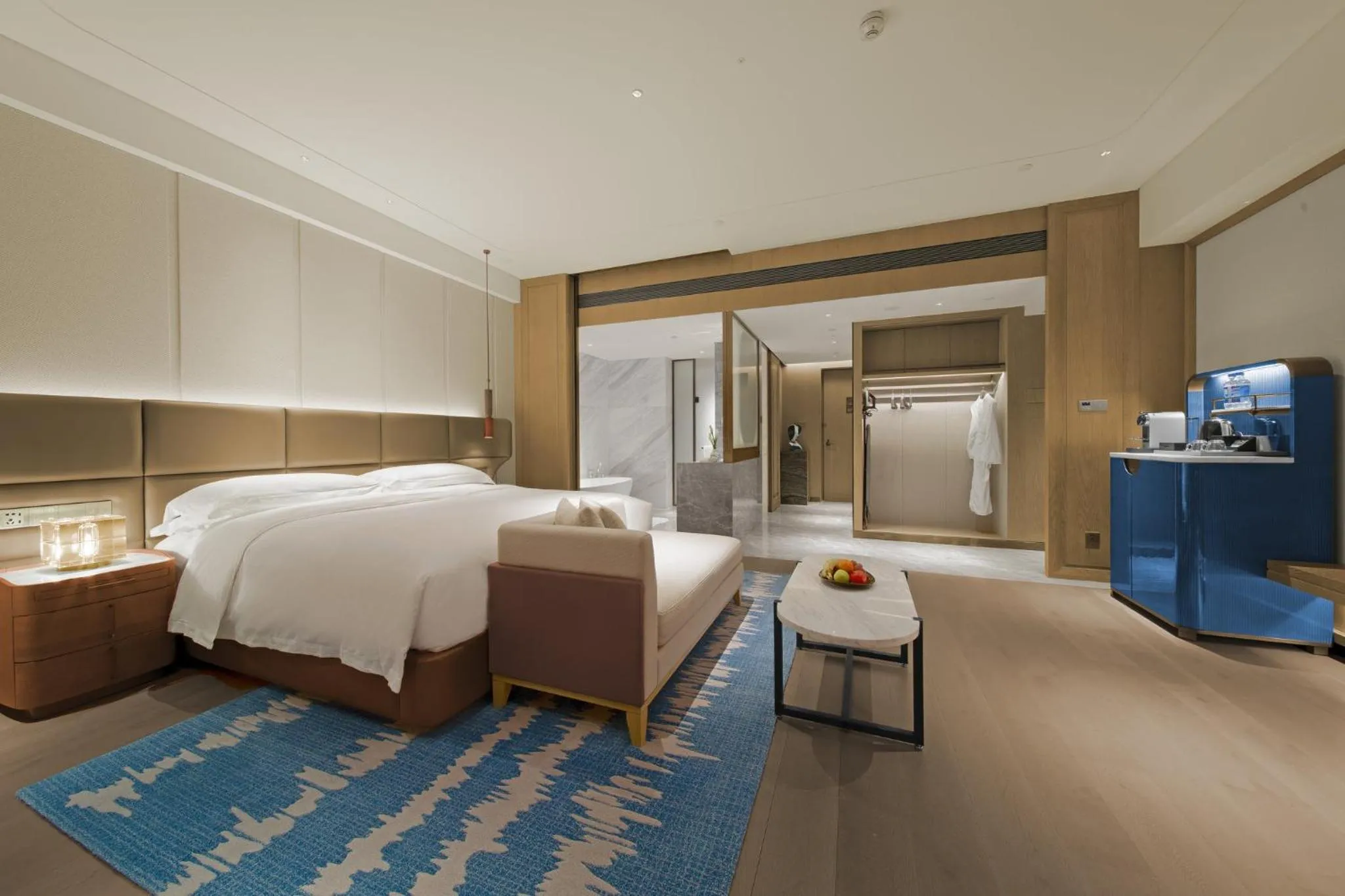 Photo of the whole room, Bed in InterContinental Hotels Zhengzhou