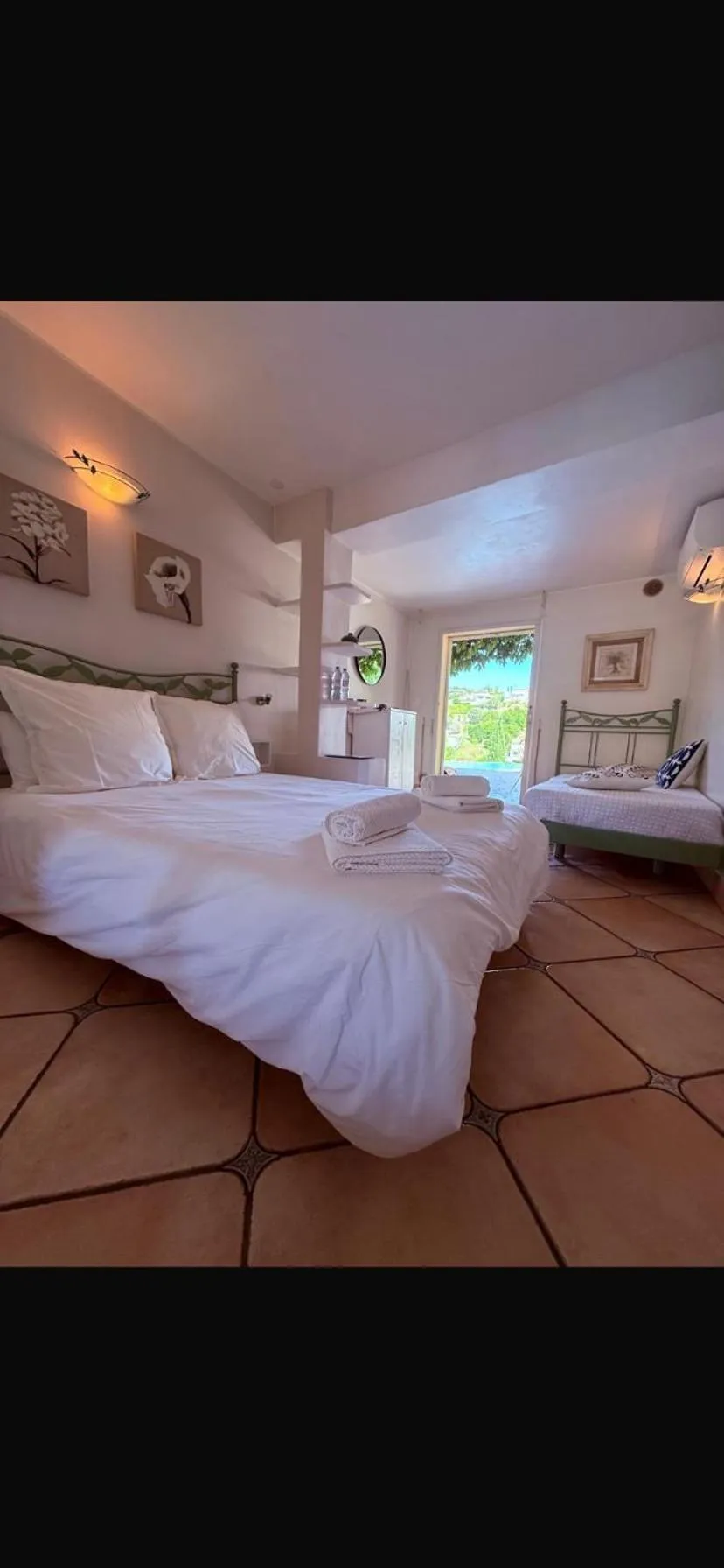 Bed in Le Mas des Amandiers