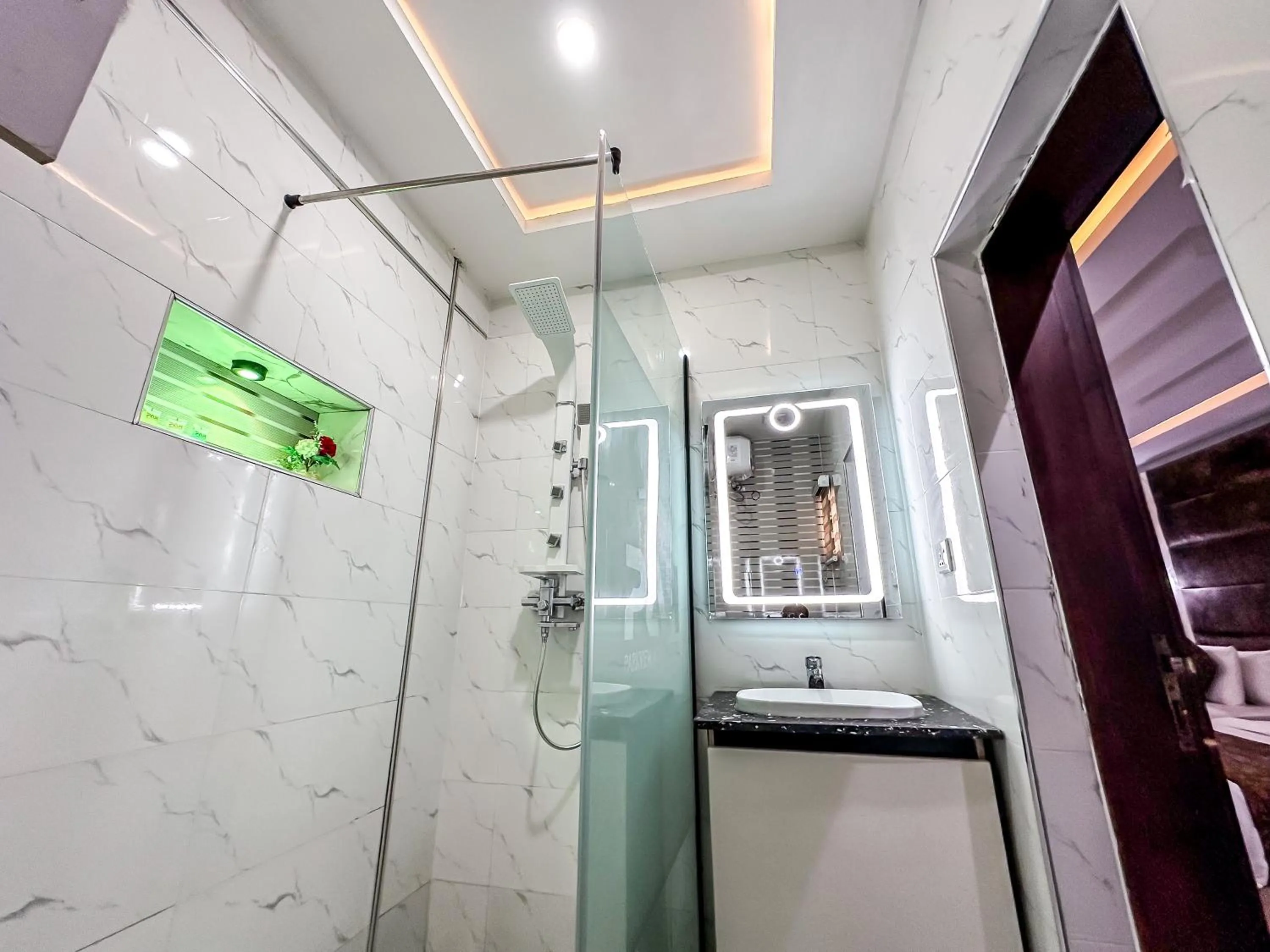 Shower in Parkview Astoria Hotel