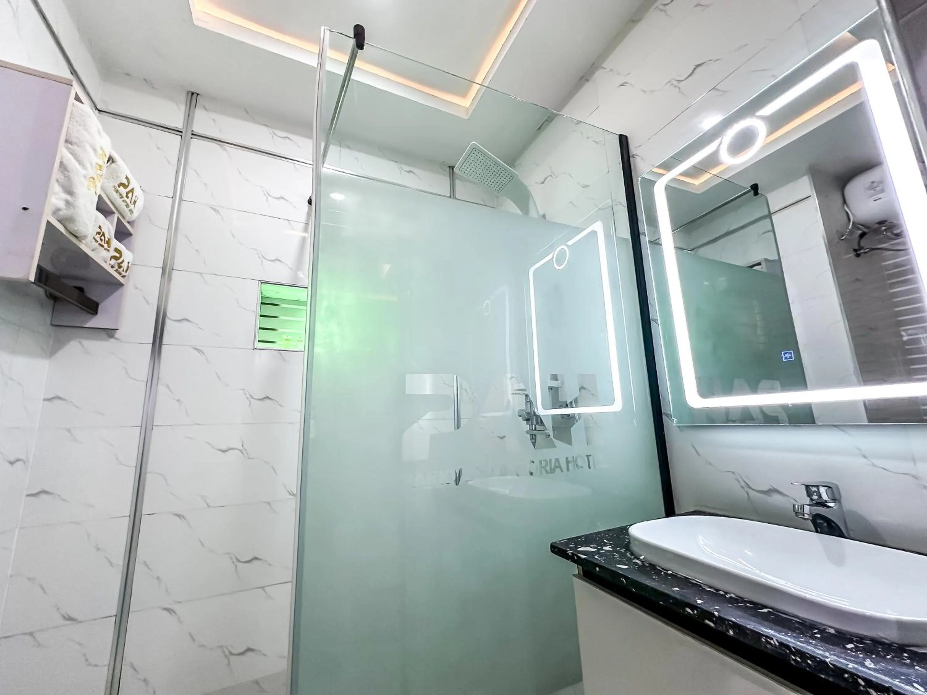 Shower in Parkview Astoria Hotel