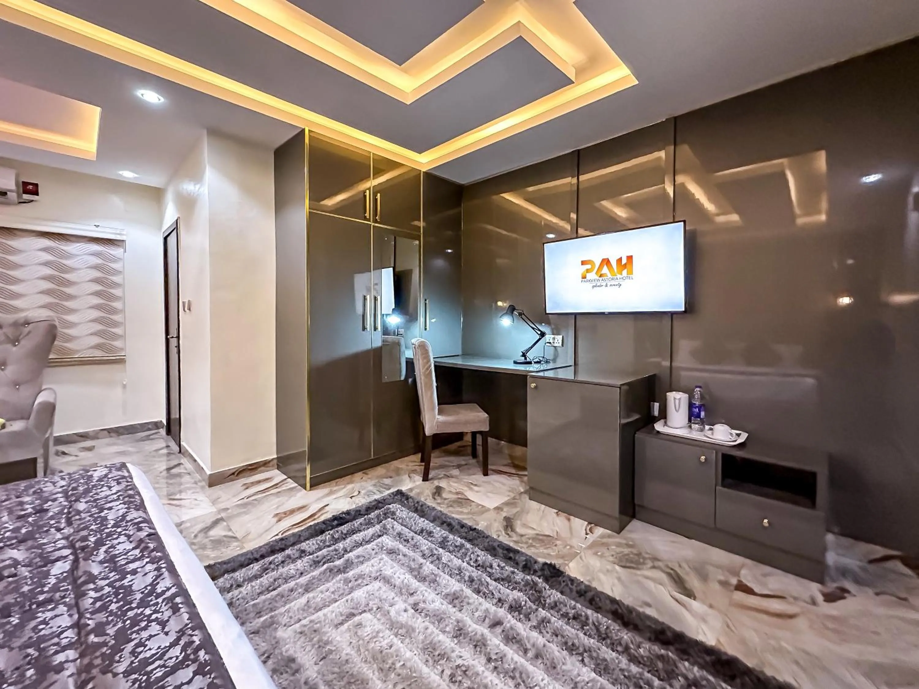 Restaurant/places to eat, Bed in Parkview Astoria Hotel