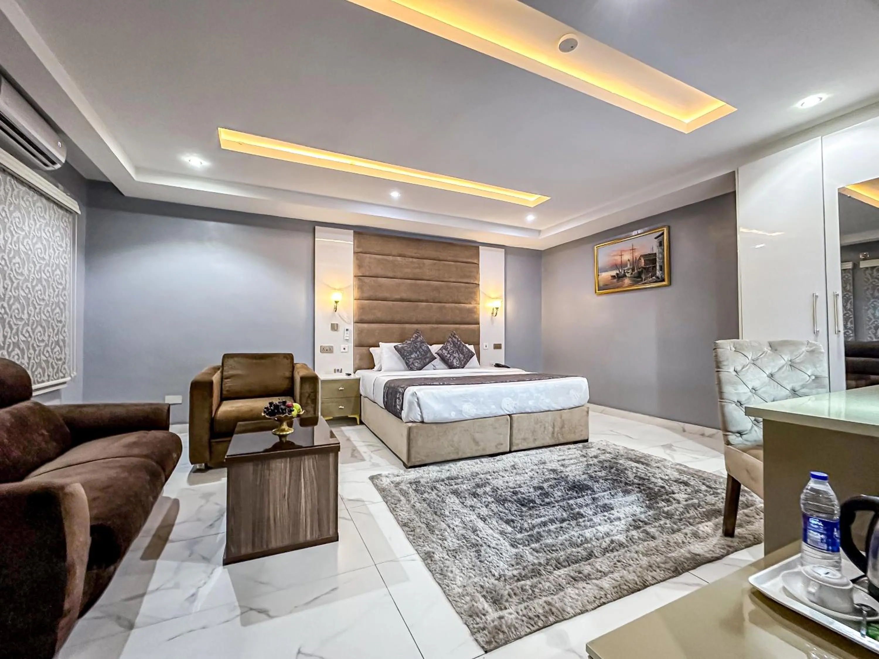 Restaurant/places to eat, Bed in Parkview Astoria Hotel