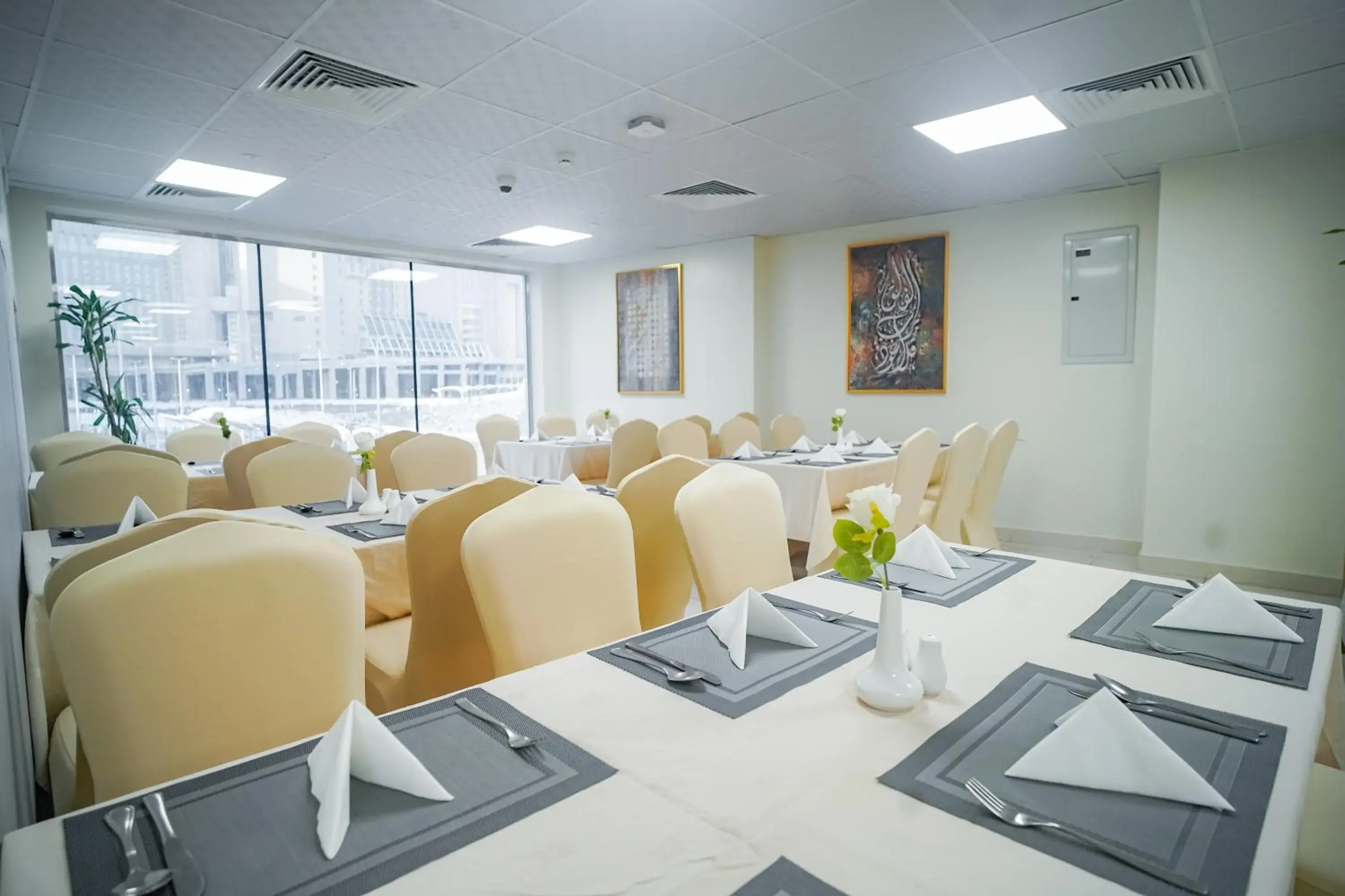 Restaurant/places to eat in Worth Elite Hotel Restaurant/places to eat in Worth Elite Hotel