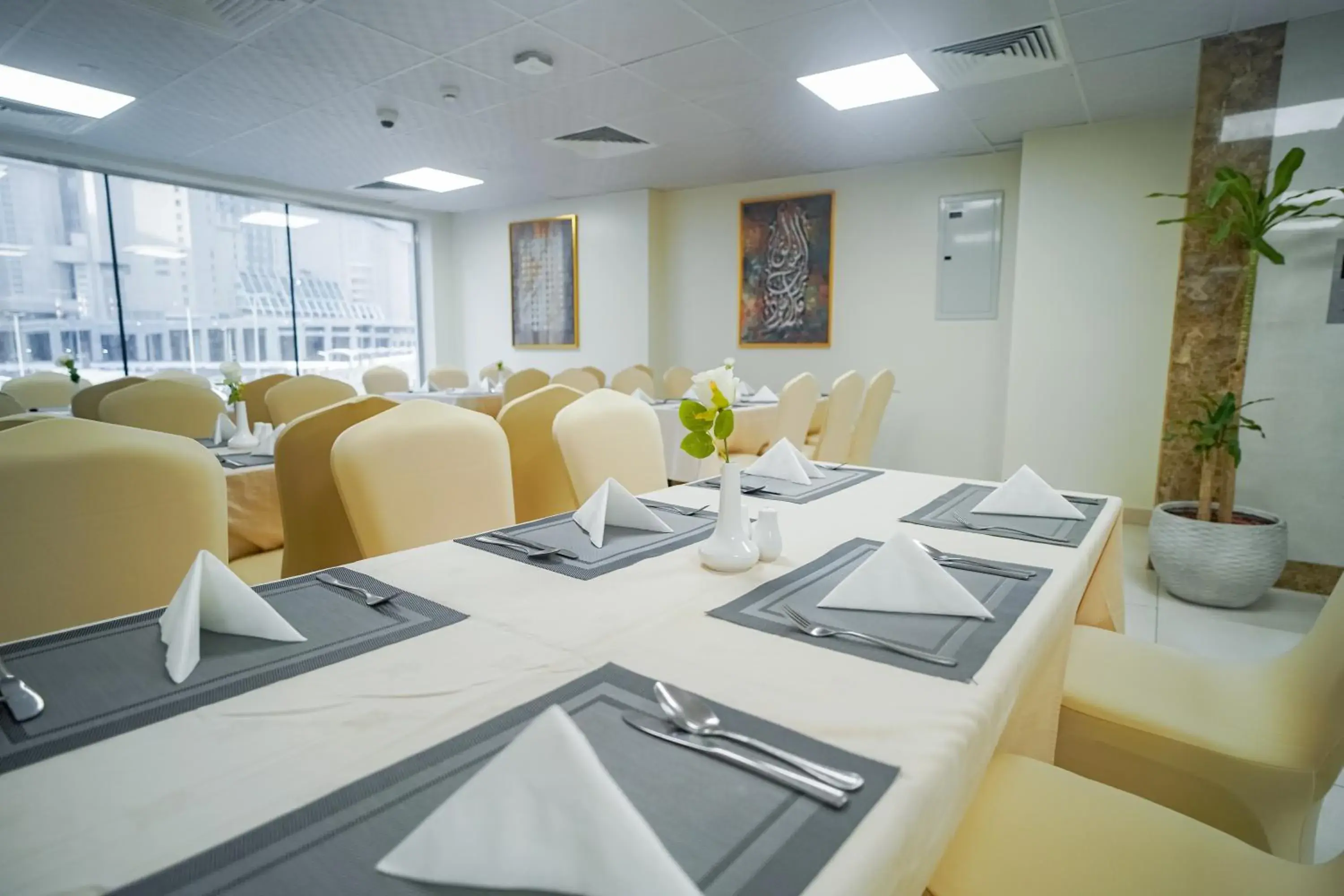 Restaurant/places to eat in Worth Elite Hotel Restaurant/places to eat in Worth Elite Hotel