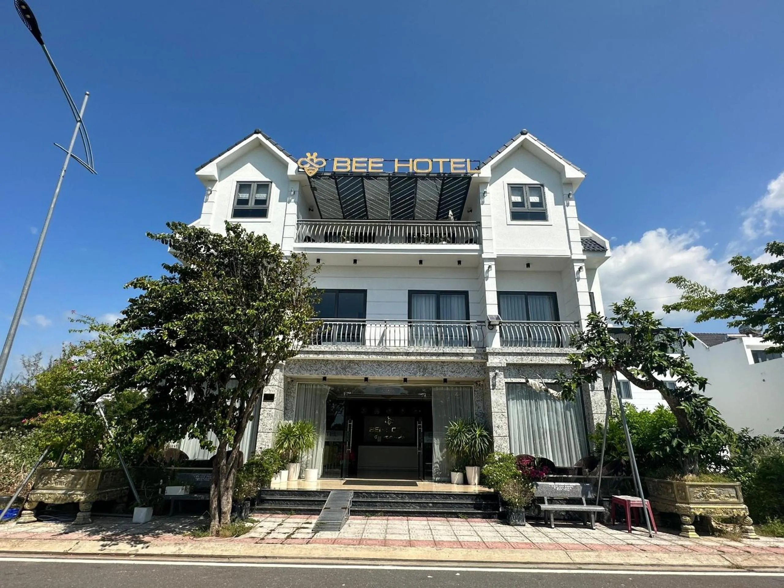 Facade/entrance in Capital O 1194 Bee Hotel