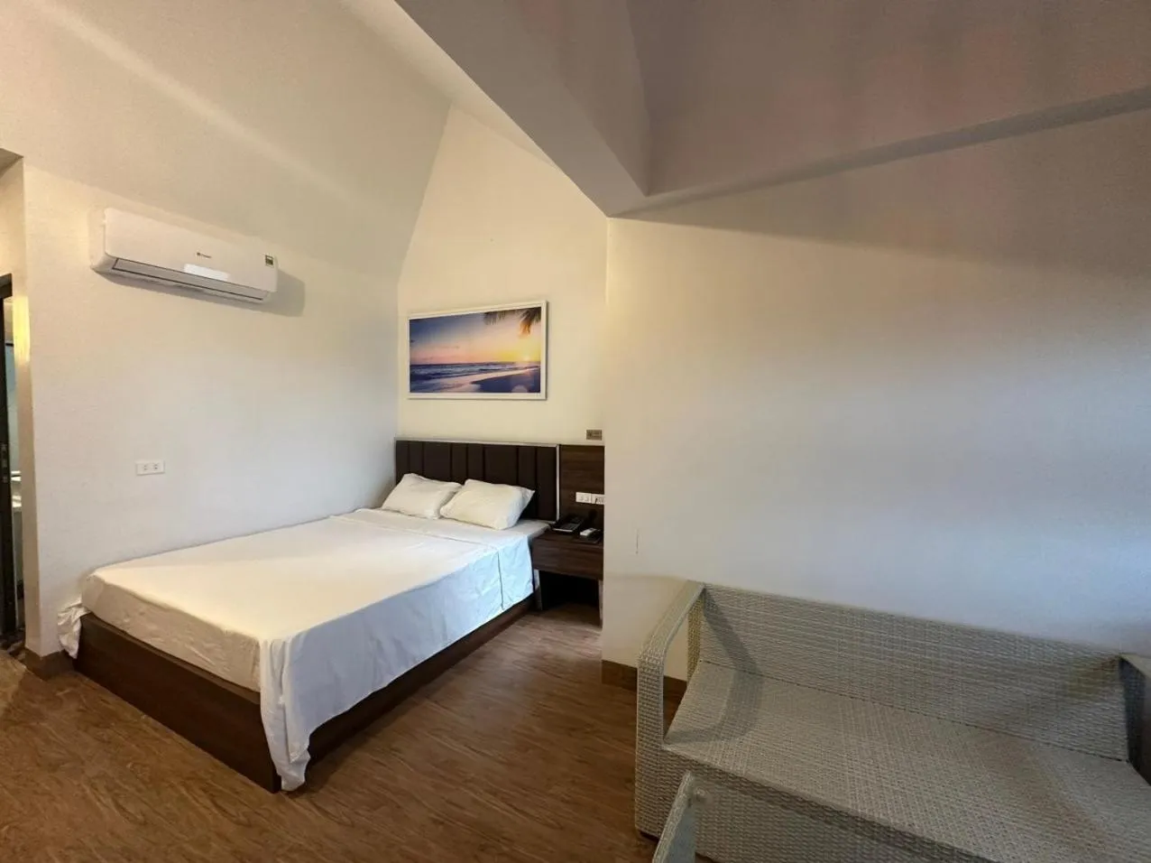 Bedroom, Bed in Capital O 1194 Bee Hotel