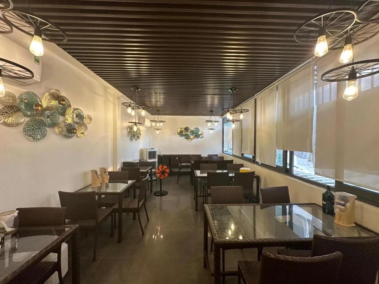 Restaurant/places to eat in Capital O 1194 Bee Hotel