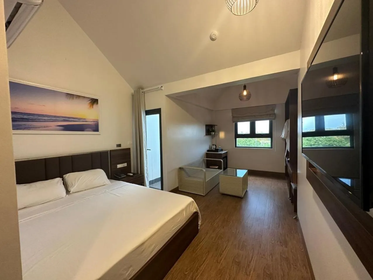 Bedroom, Bed in Capital O 1194 Bee Hotel