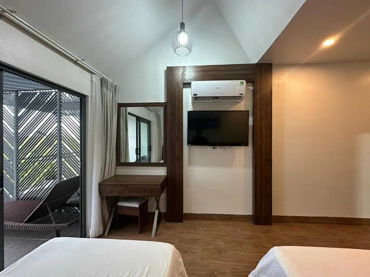 Bedroom, Bed in Capital O 1194 Bee Hotel