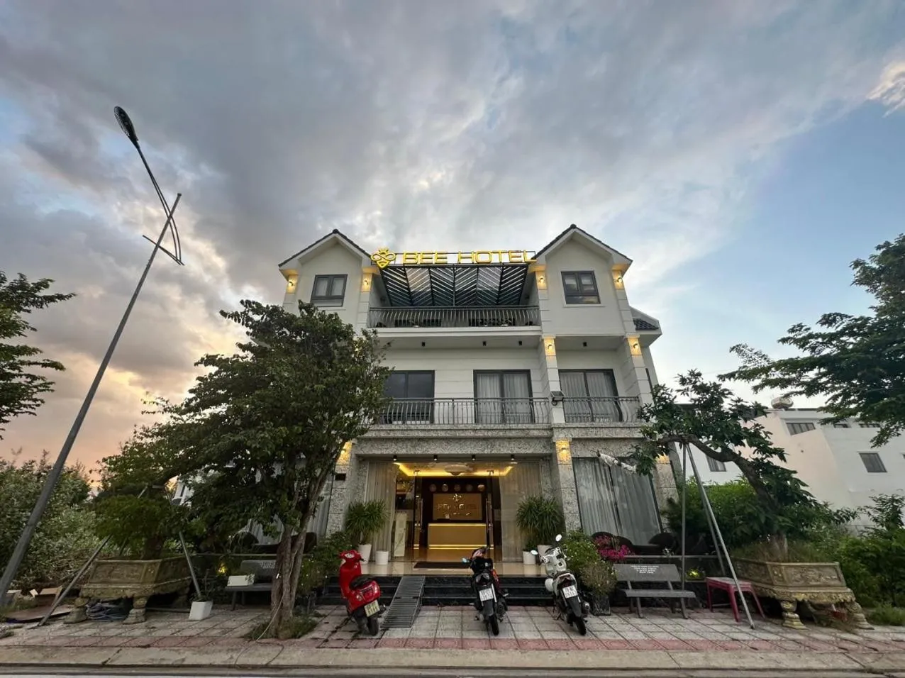 Facade/entrance in Capital O 1194 Bee Hotel