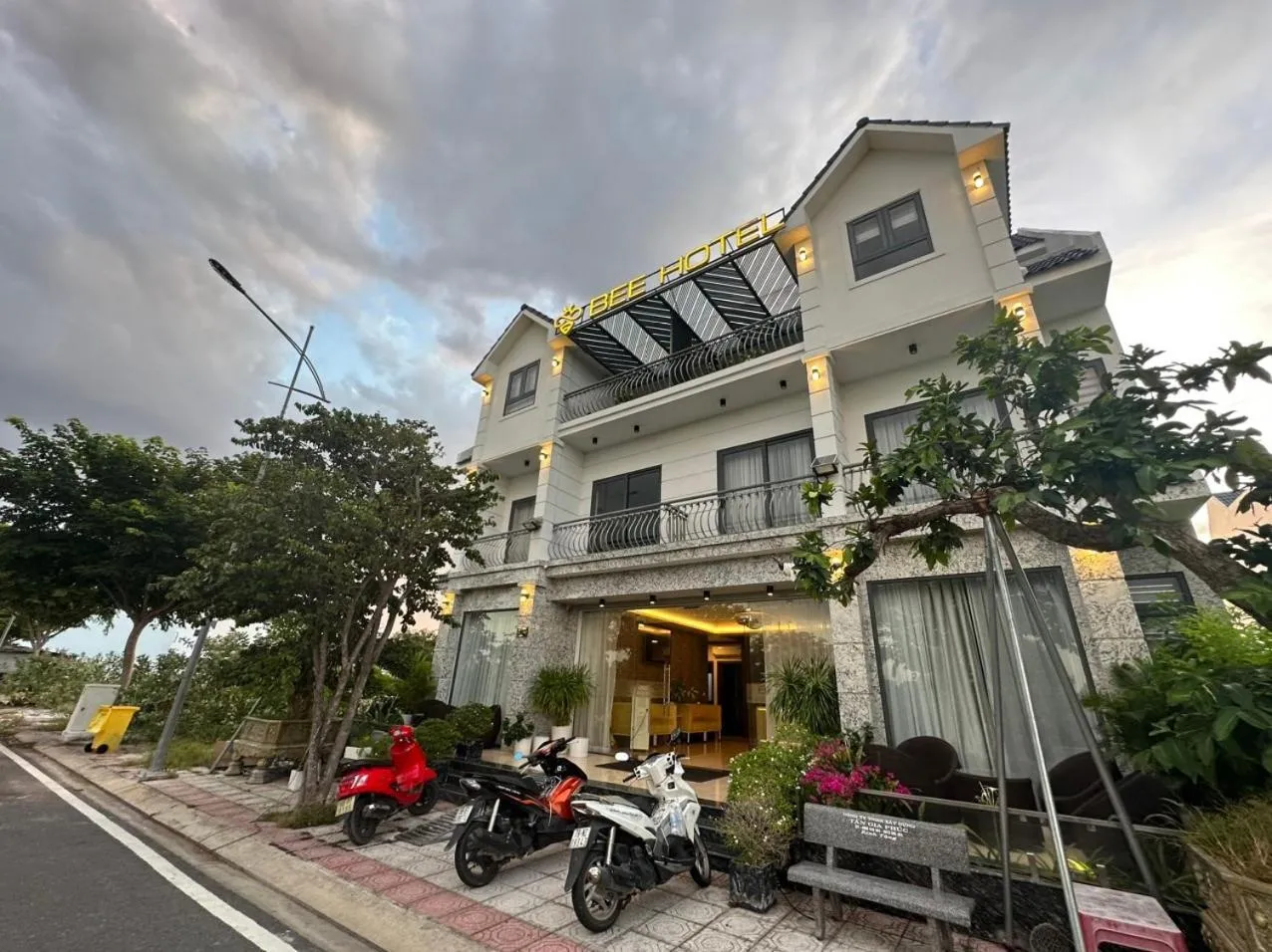 Facade/entrance in Capital O 1194 Bee Hotel