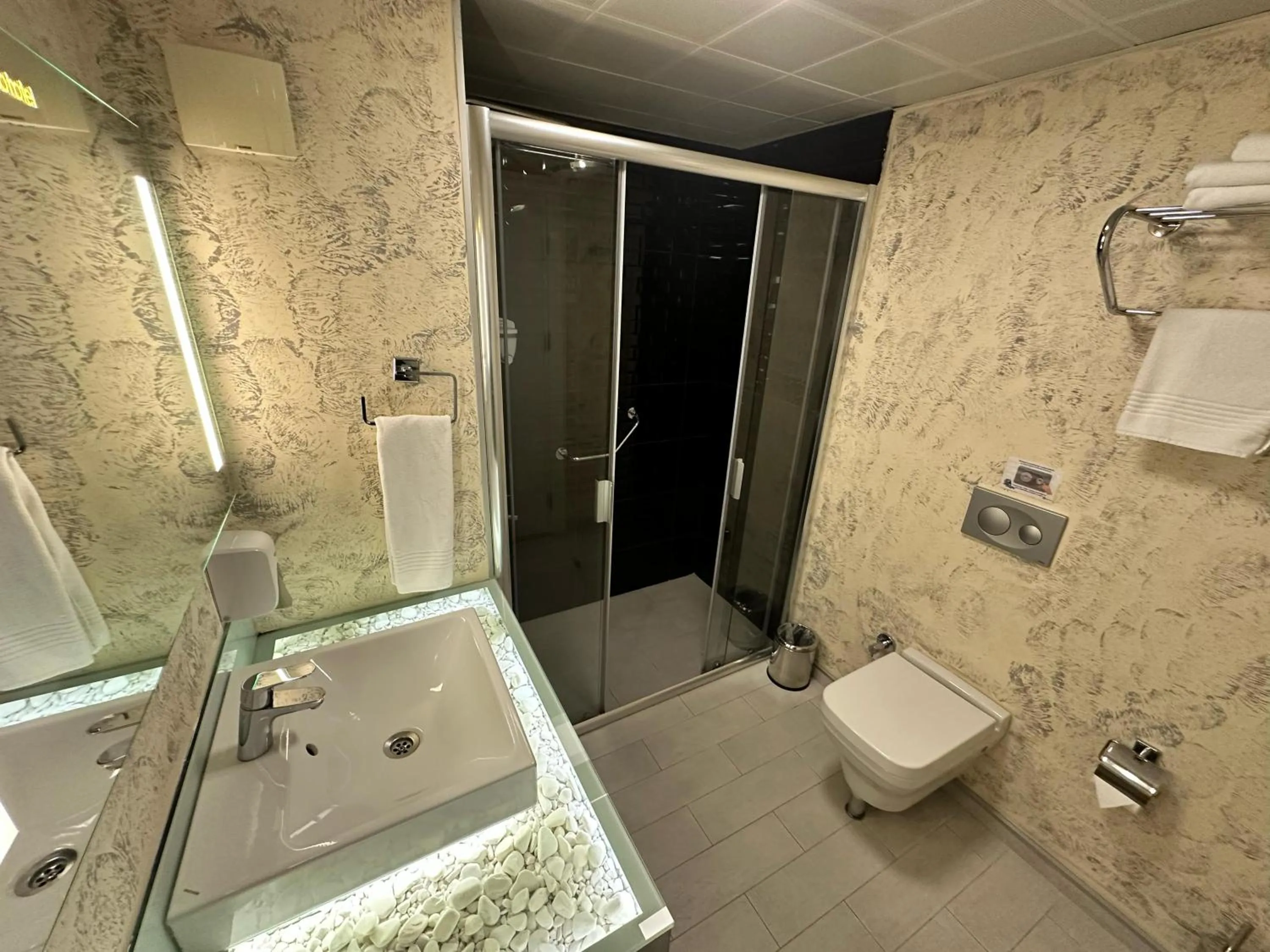 Shower in Tempo Fair Suites