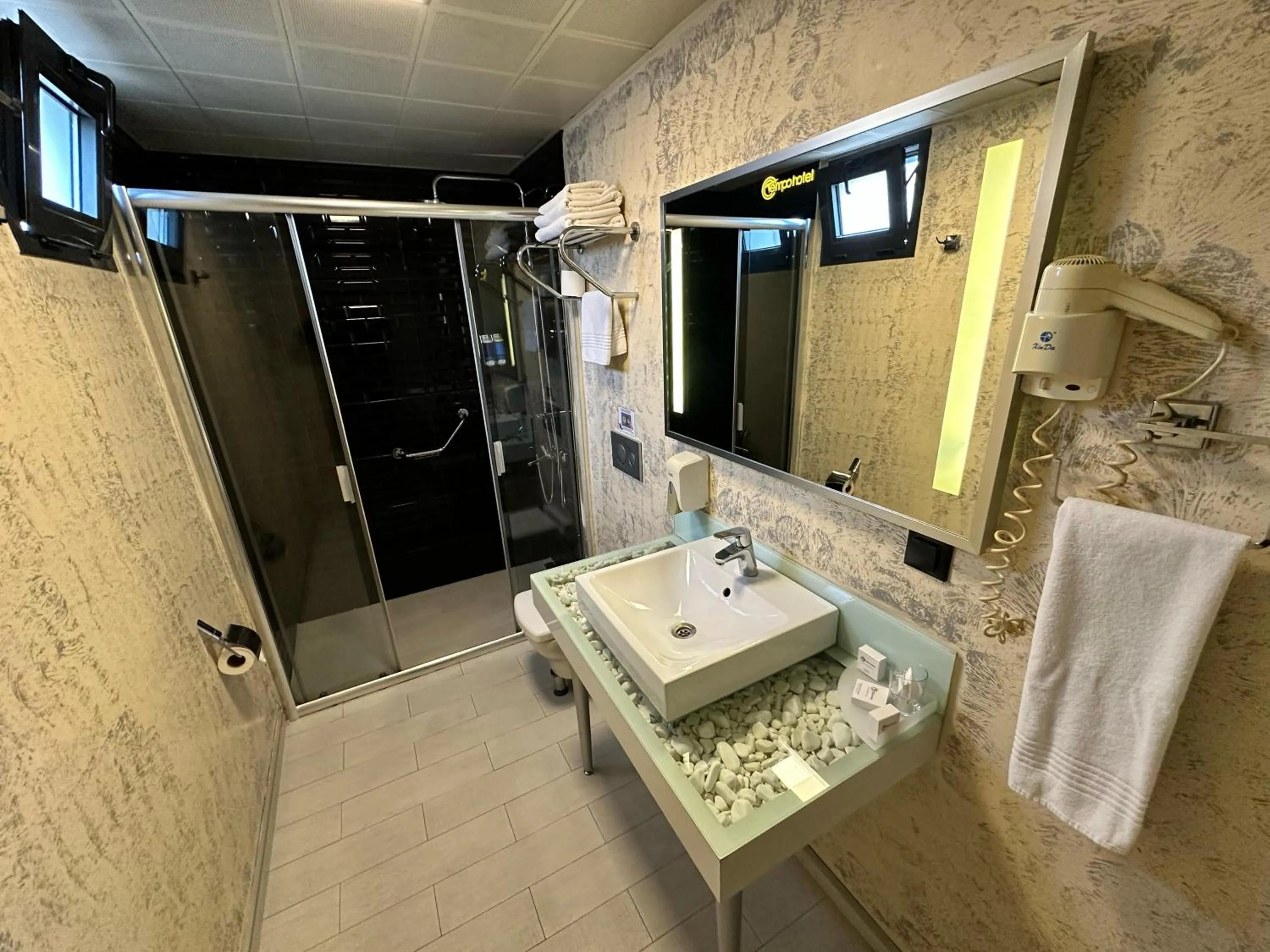 Shower in Tempo Fair Suites