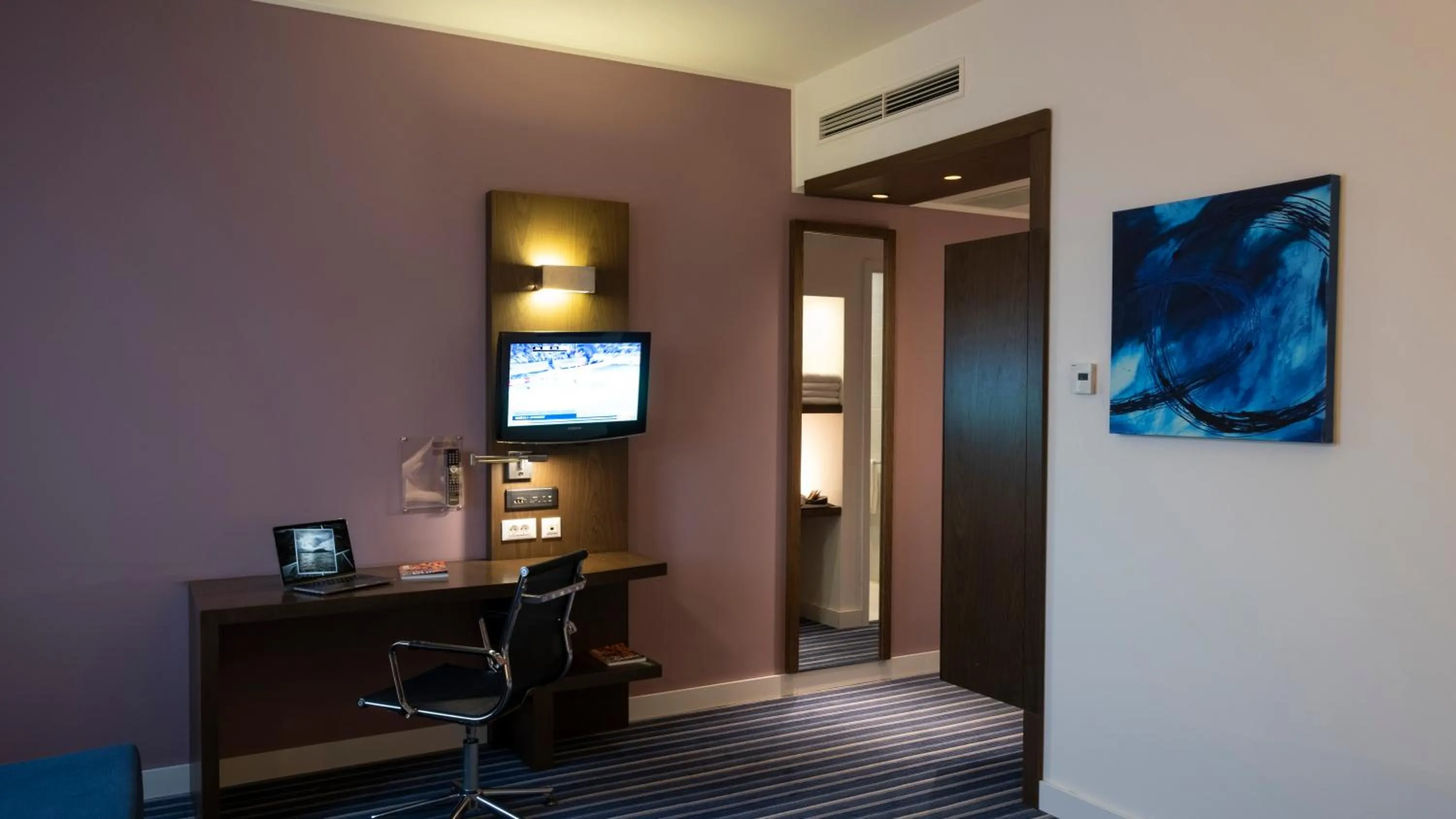 TV and multimedia in FEZ INN Hotel