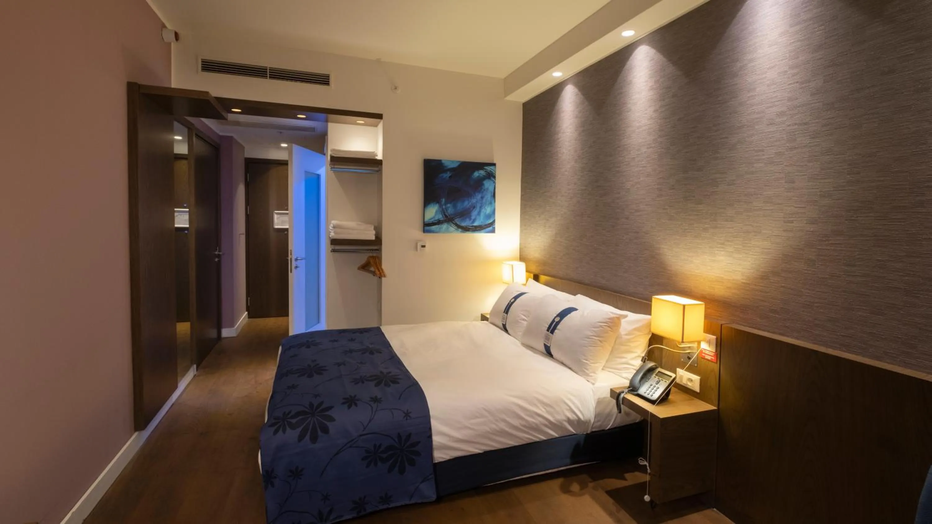 Bed in FEZ INN Hotel