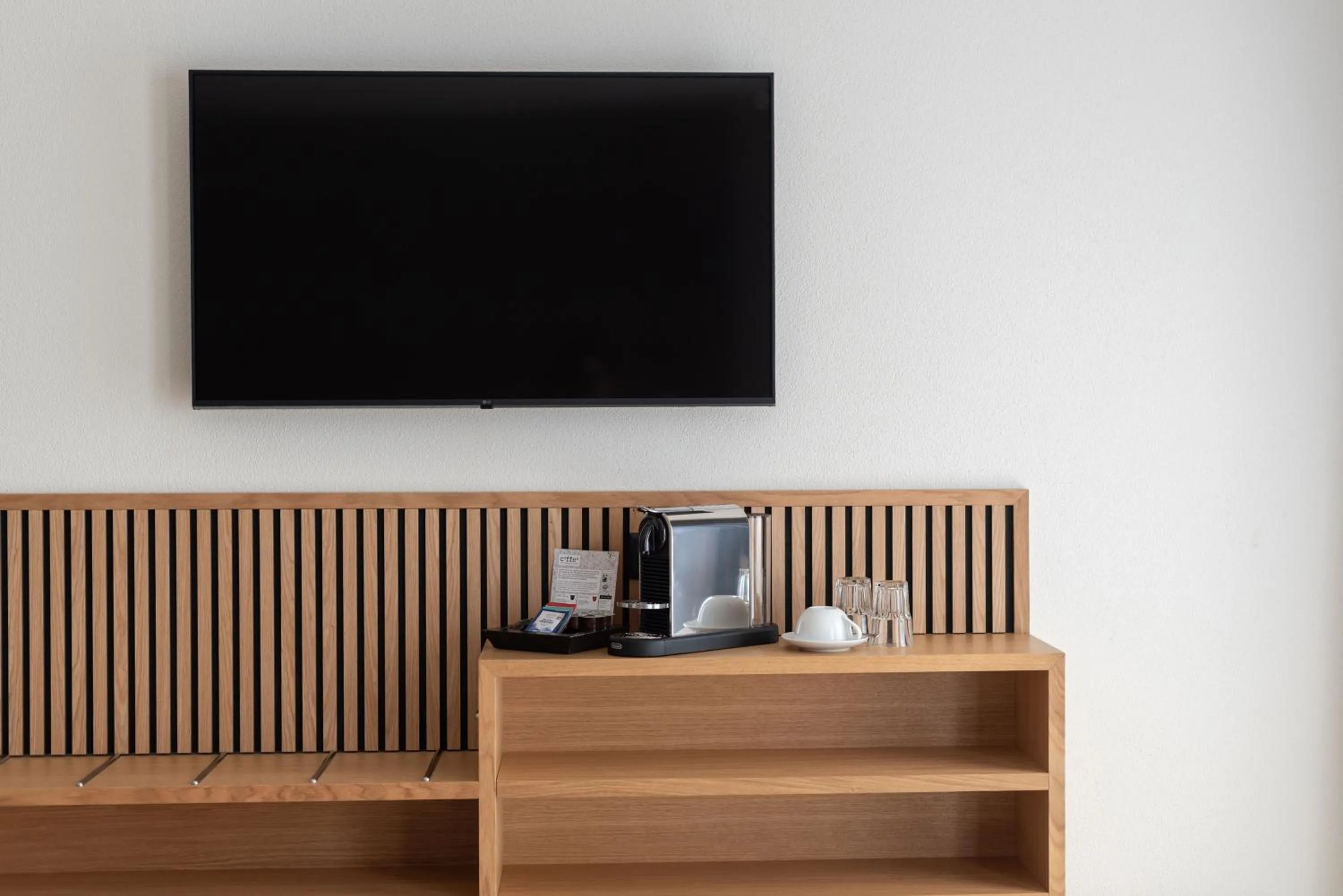 TV and multimedia in Tailormade Hotel BAB Bachenbülach