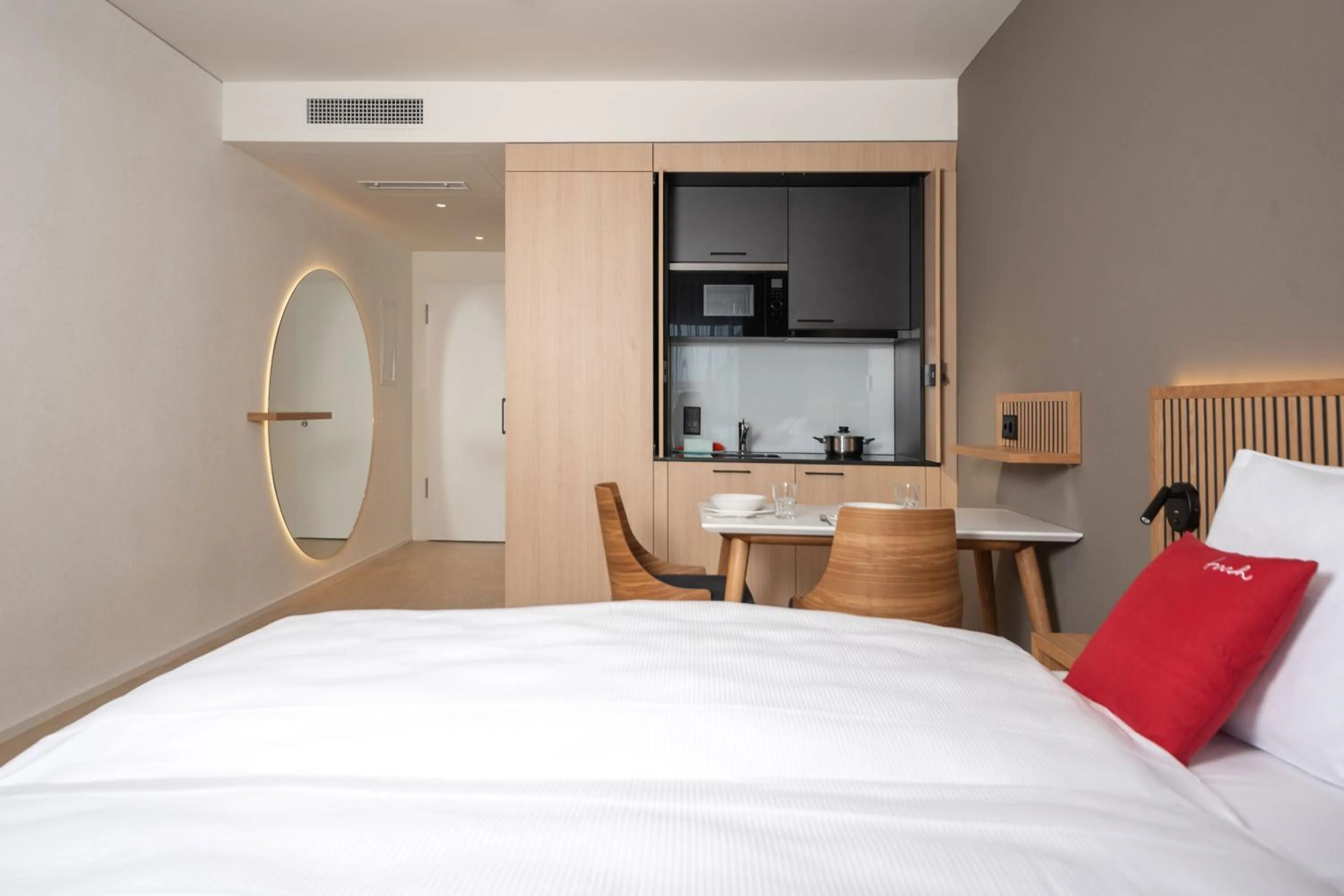 Kitchen or kitchenette, Bed in Tailormade Hotel BAB Bachenbülach