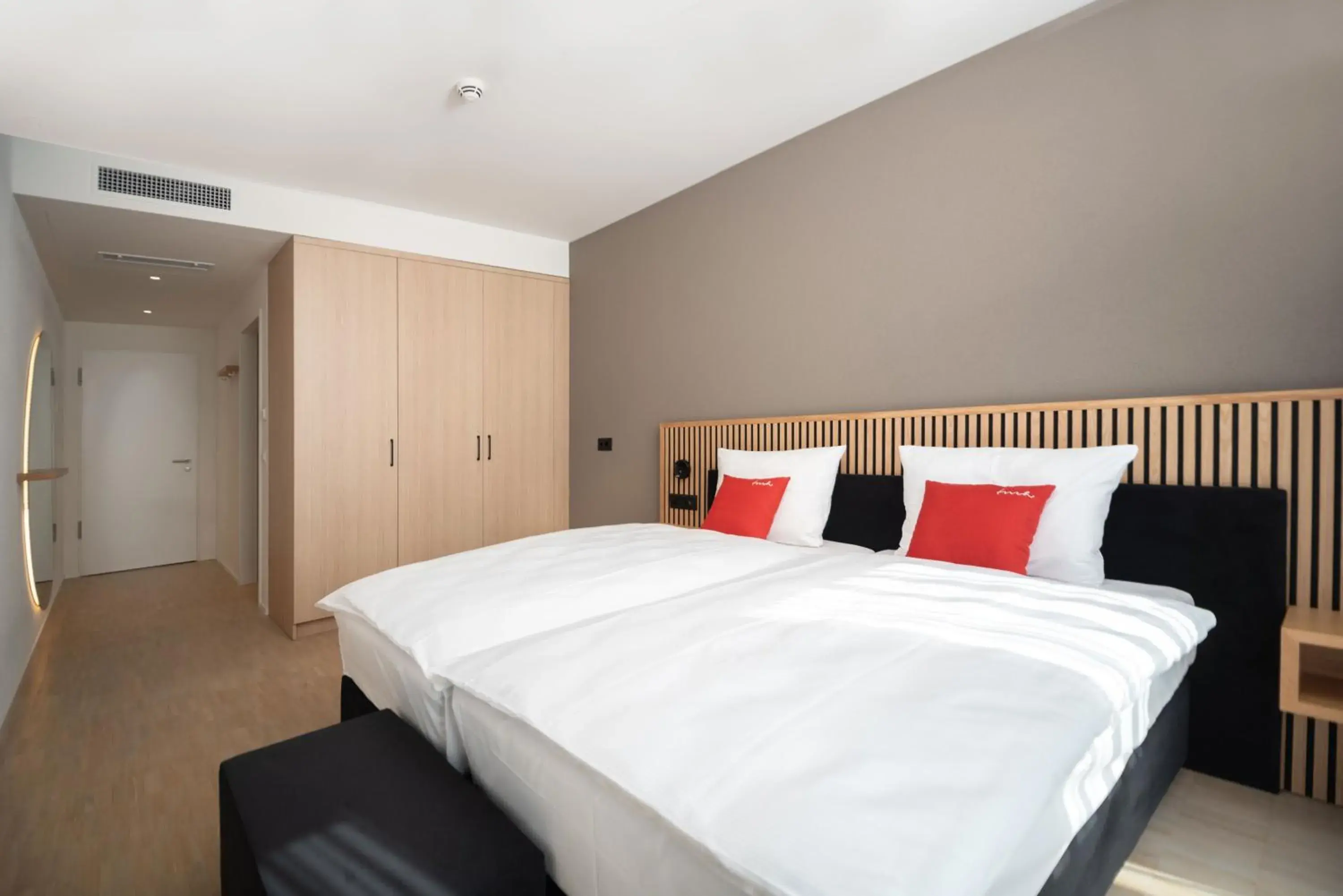 Bedroom, Bed in Tailormade Hotel BAB Bachenbülach Bedroom, Bed in Tailormade Hotel BAB Bachenbülach