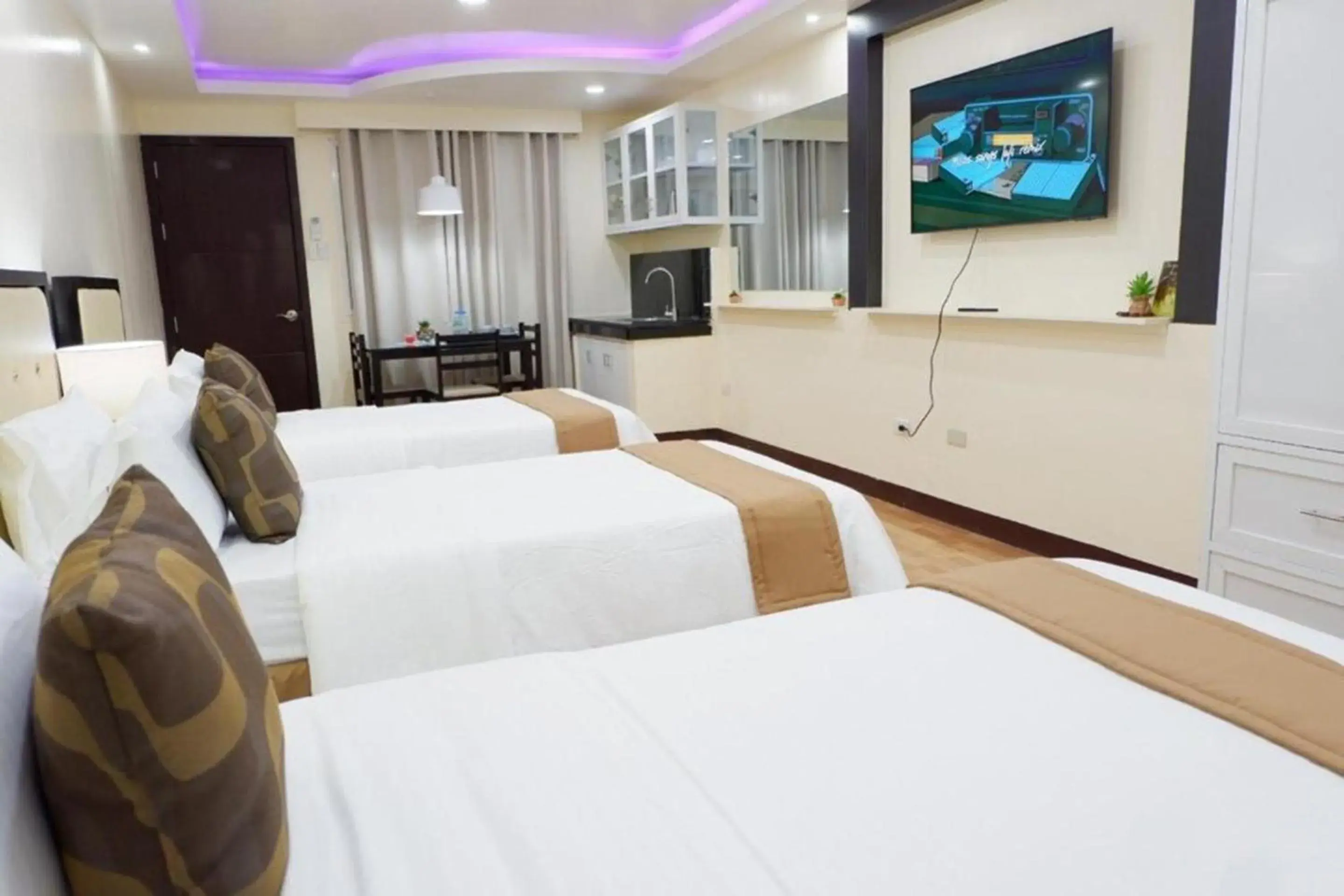 Triple Room in Hillside Hotel Triple Room in Hillside Hotel