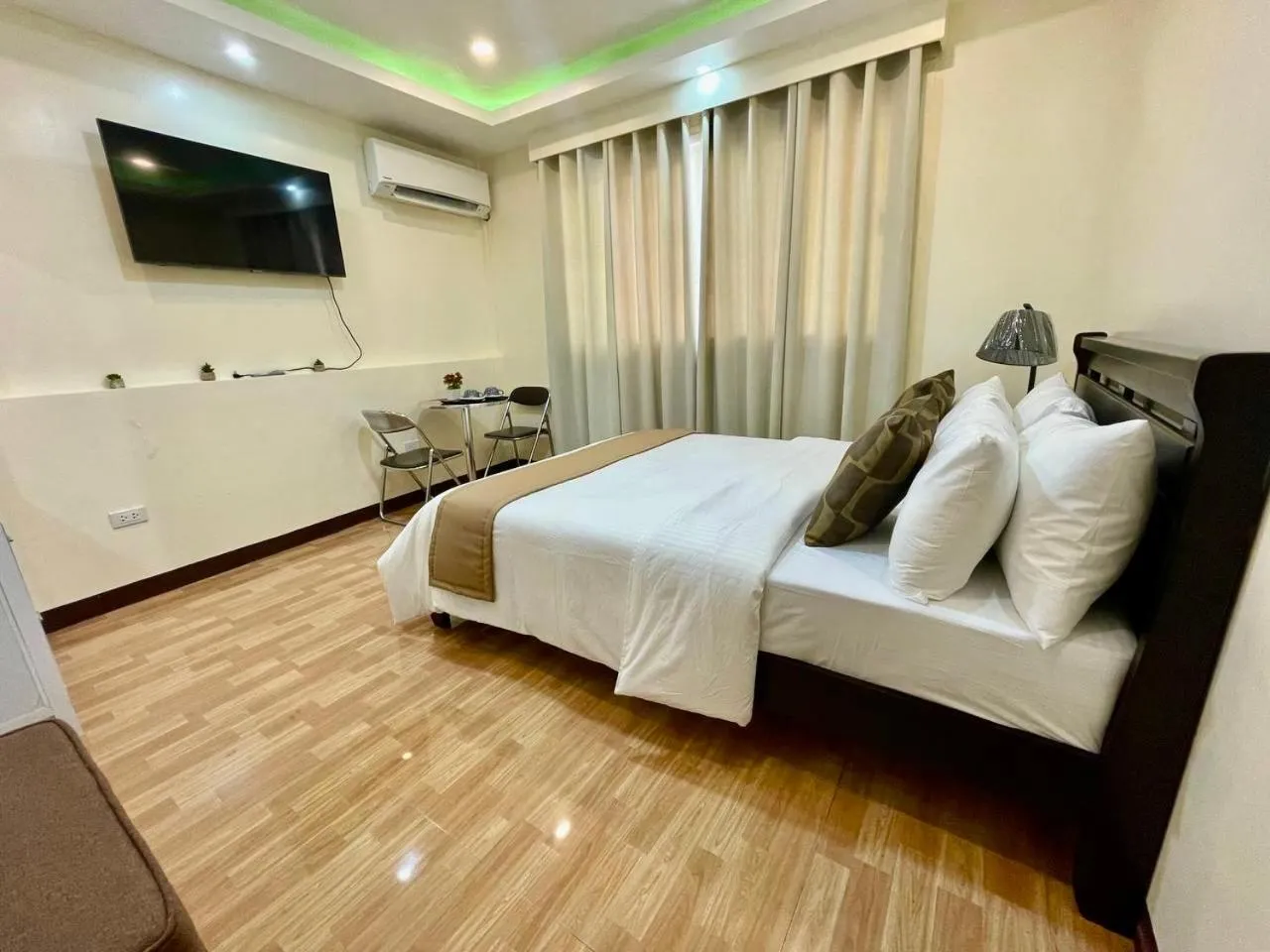 Bedroom, Bed in Hillside Hotel