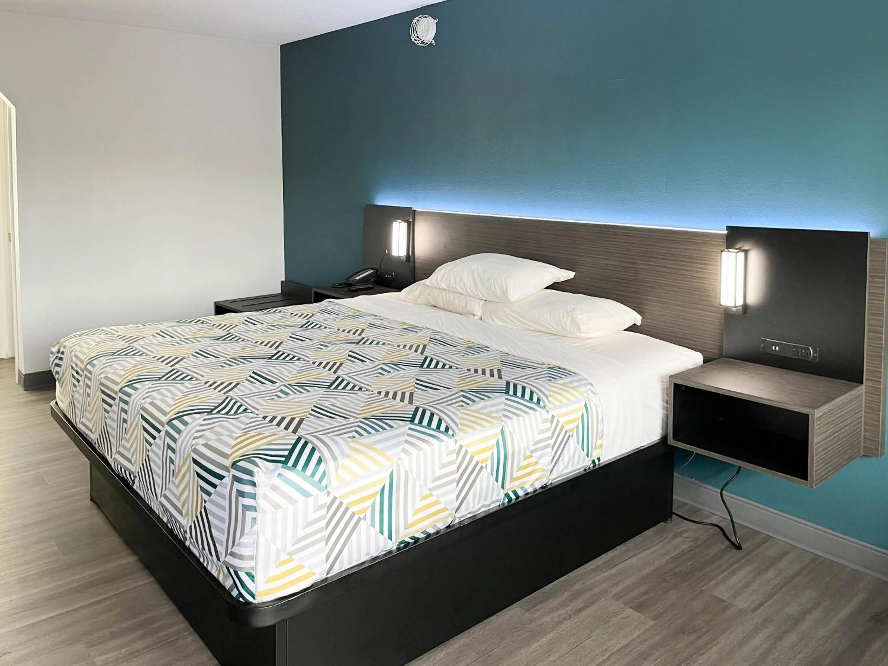 Bedroom, Bed in Studio 6 Suites - Lafayette, IN