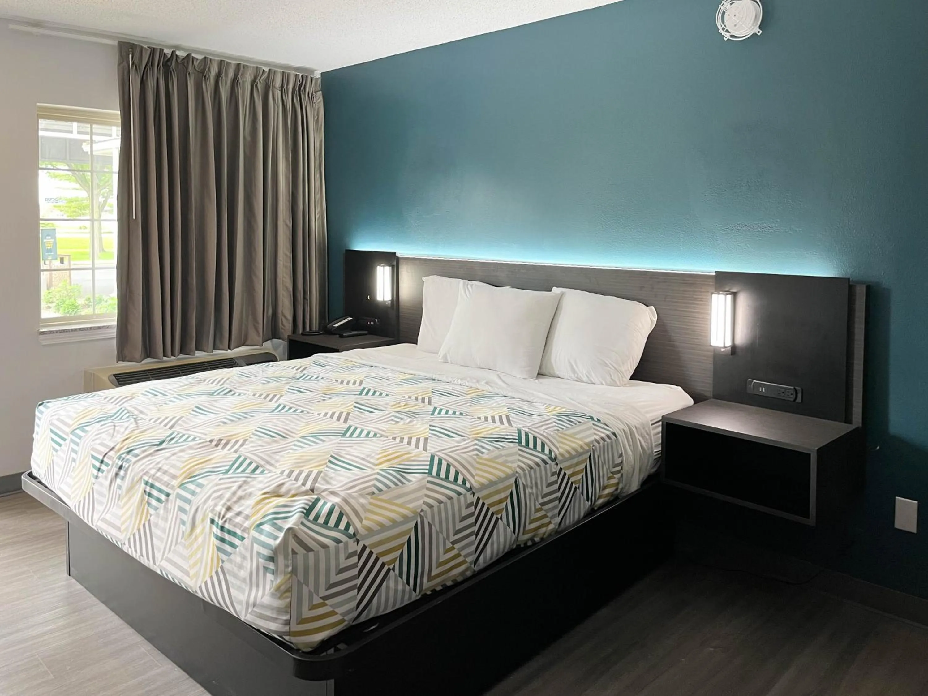 Bedroom, Bed in Studio 6 Suites - Lafayette, IN