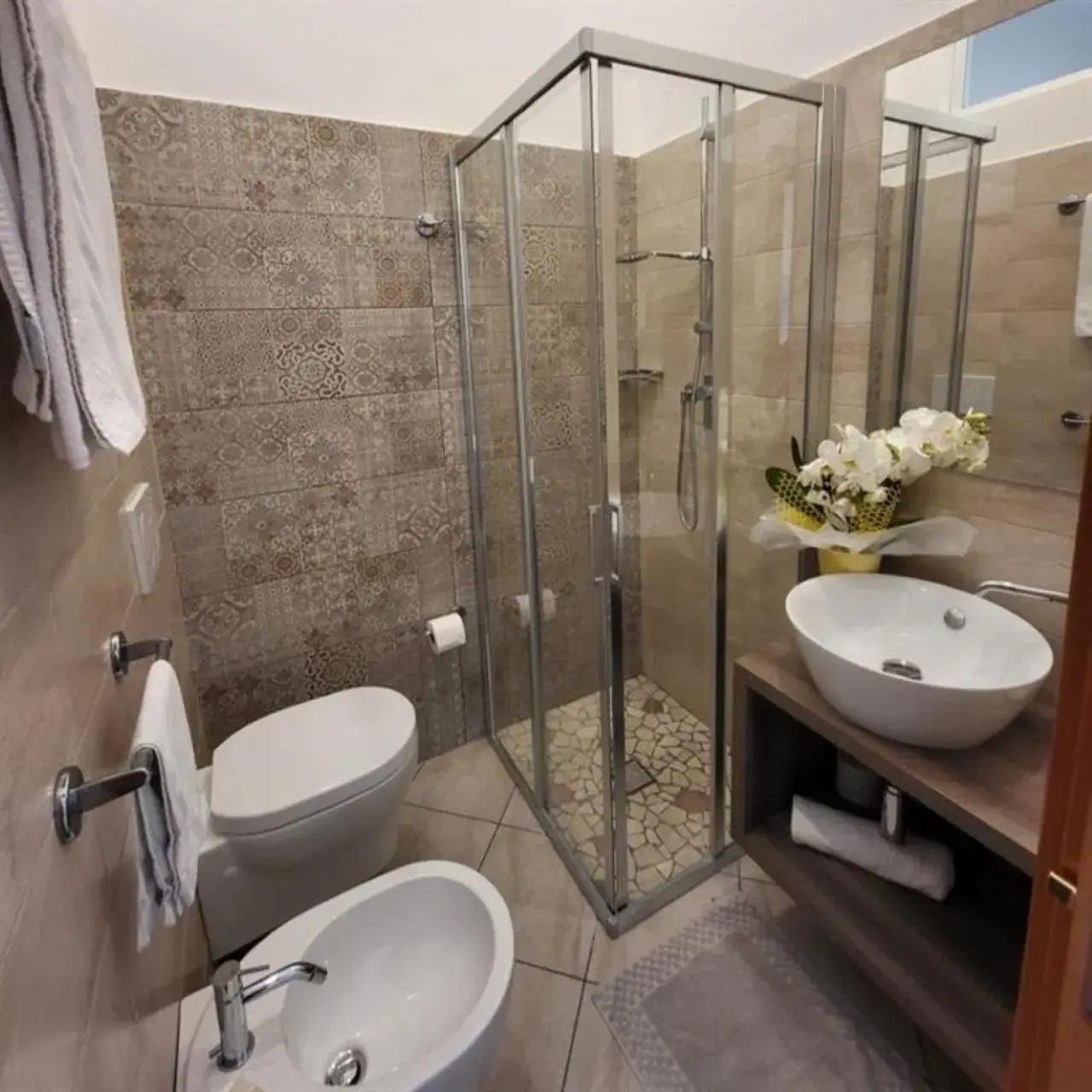 Shower, Bathroom in Hotel Villa Fulgida