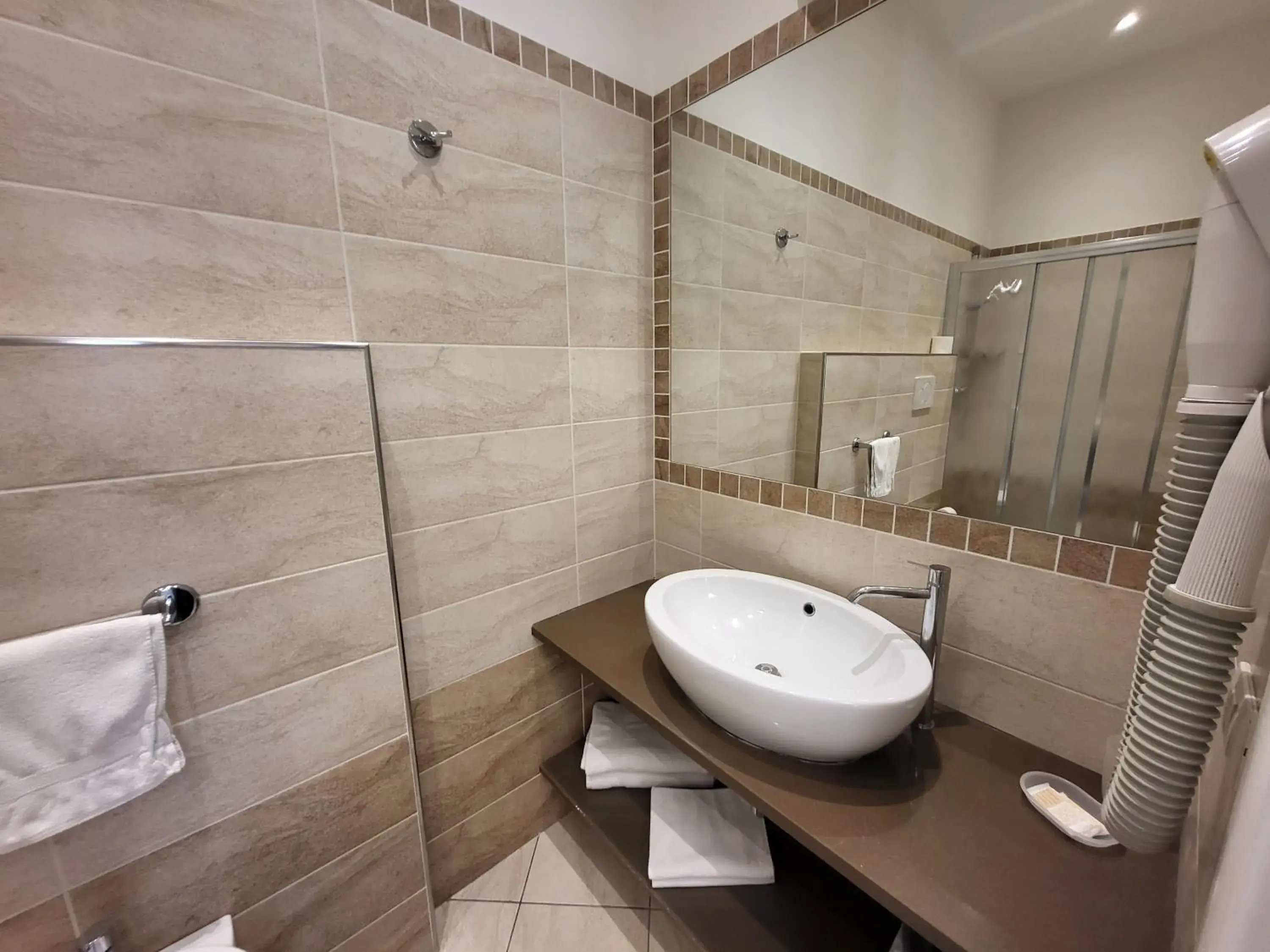 Shower, Bathroom in Hotel Villa Fulgida